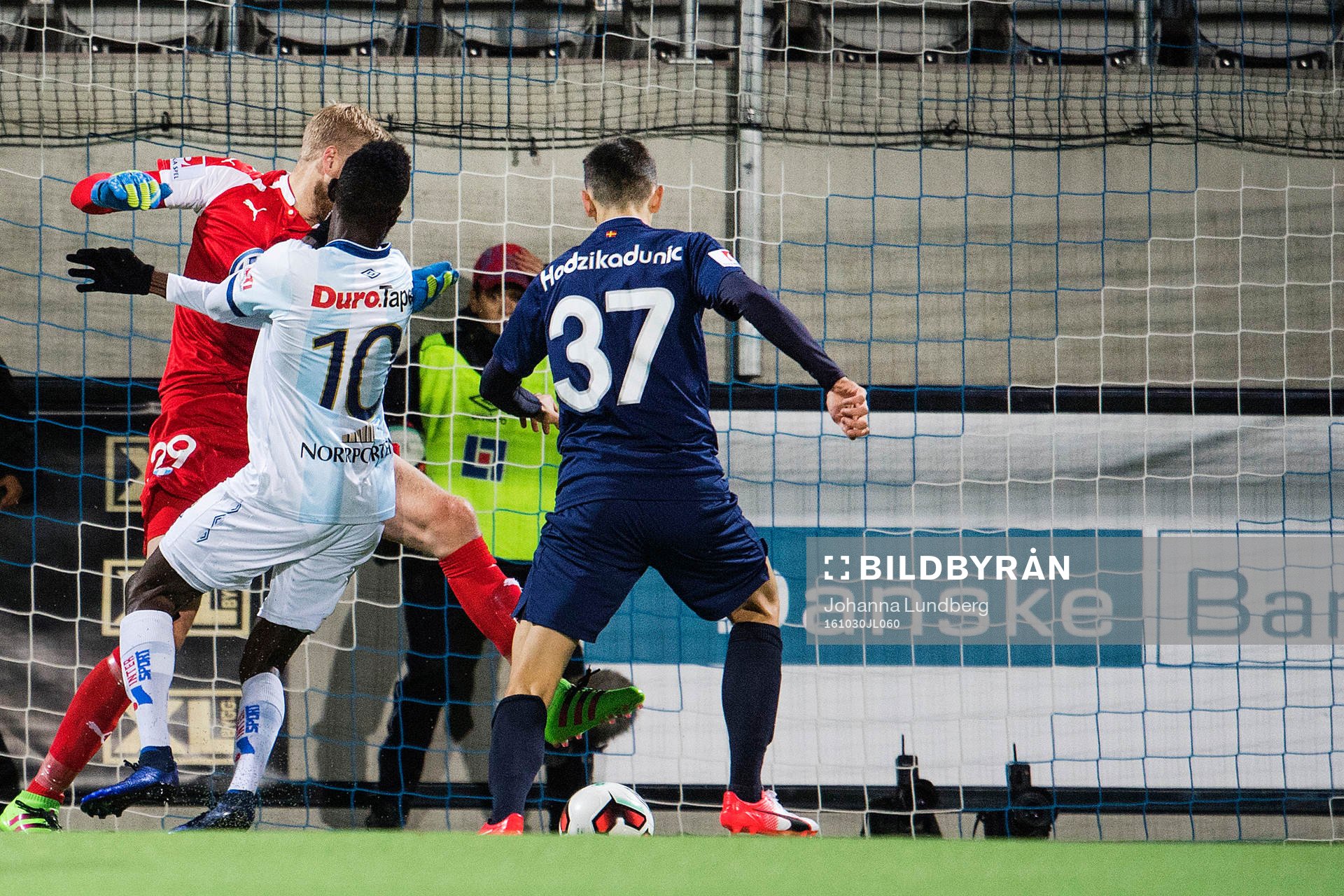 Gefles Dioh Williams gör 1-0 bakom Malmö FFs målvakt Fredrik Andersson och Dennis Hadzikadunicn under fotbollsmatchen i Allsvenskan mellan Gefle och Malmö FF den 30 oktober 2016 i Gävle.