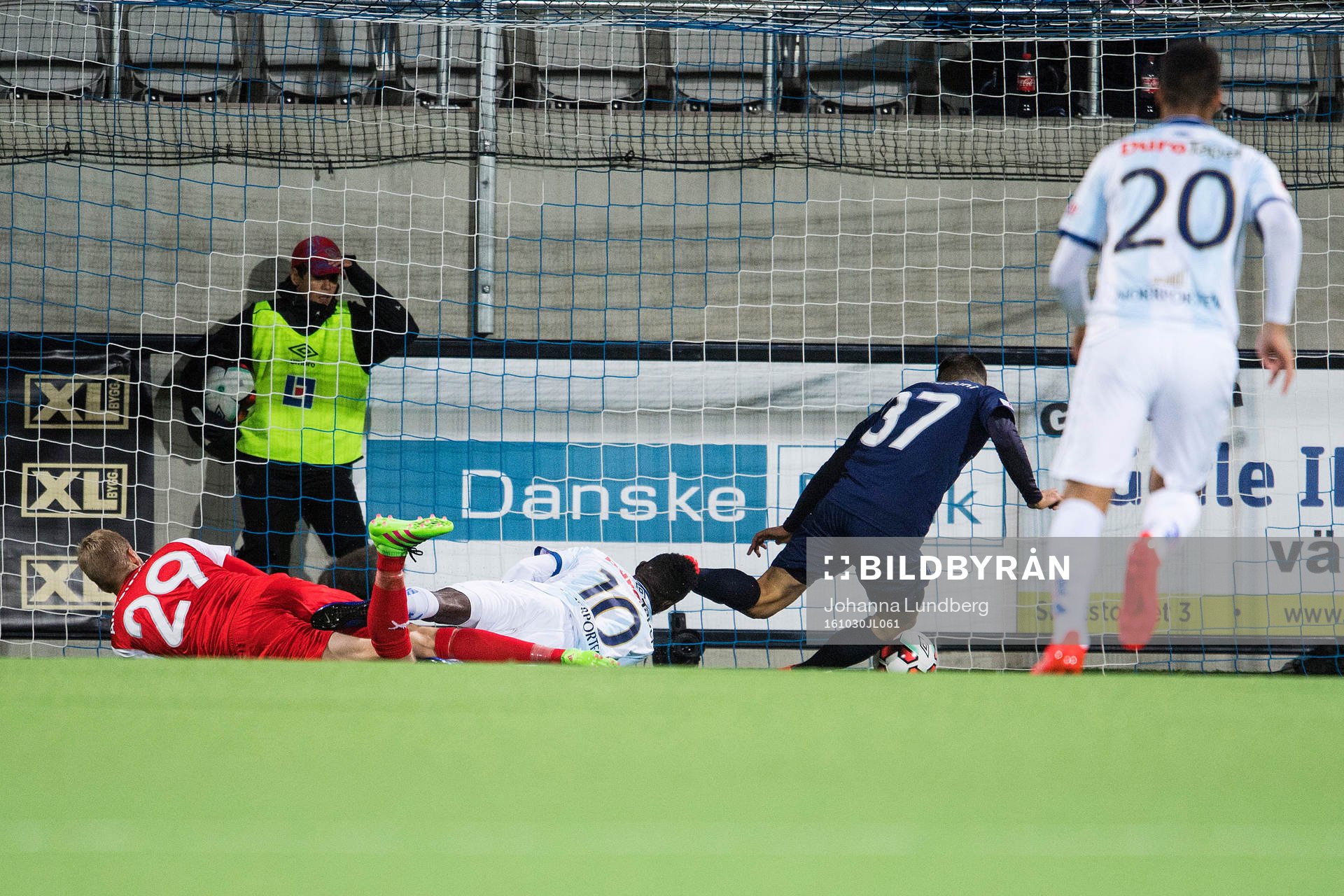 Gefles Dioh Williams gör 1-0 bakom Malmö FFs målvakt