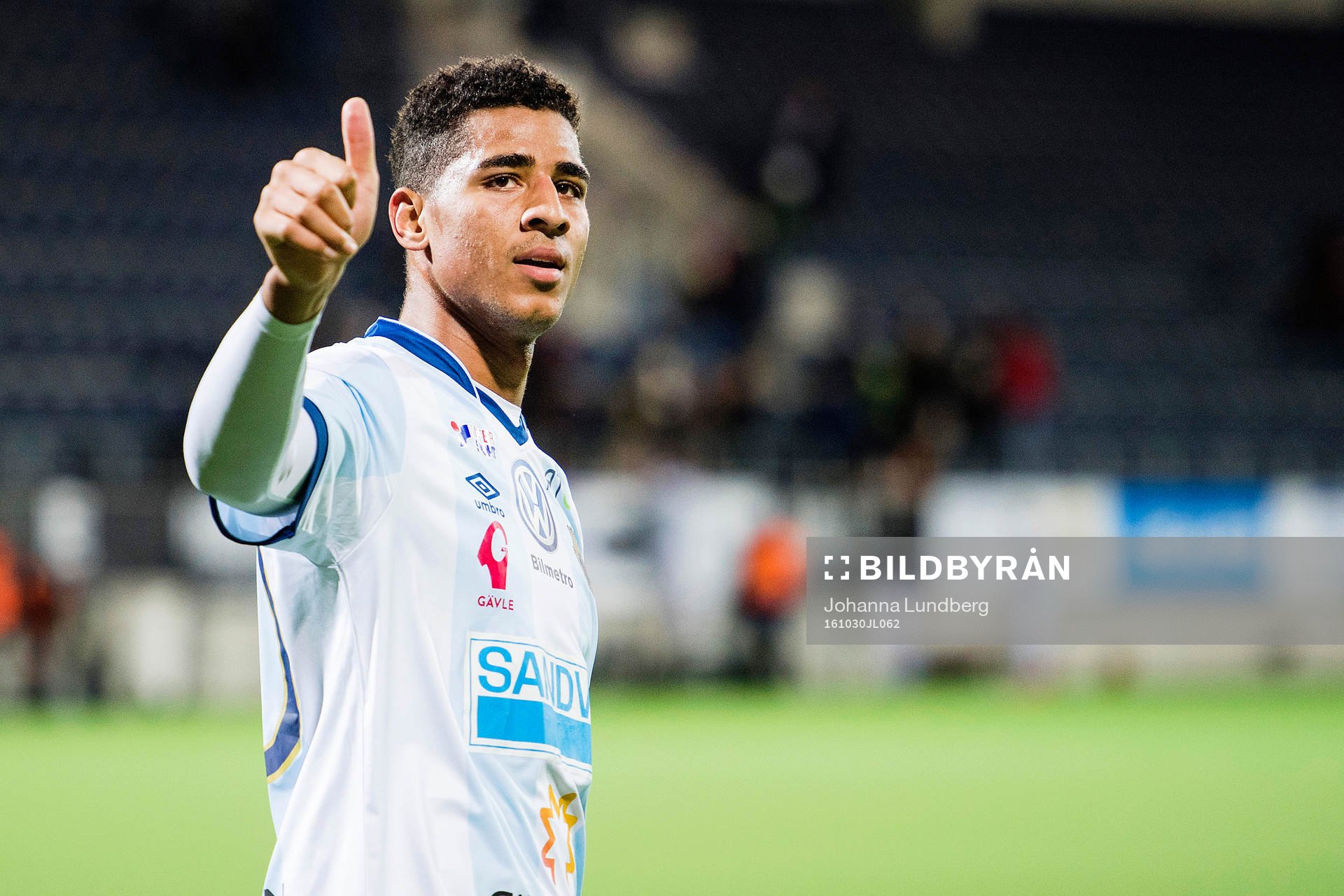 Gefles Emil Bellander jublar mot publiken efter  fotbollsmatchen i Allsvenskan mellan Gefle och Malmö FF den 30 oktober 2016 i Gävle.