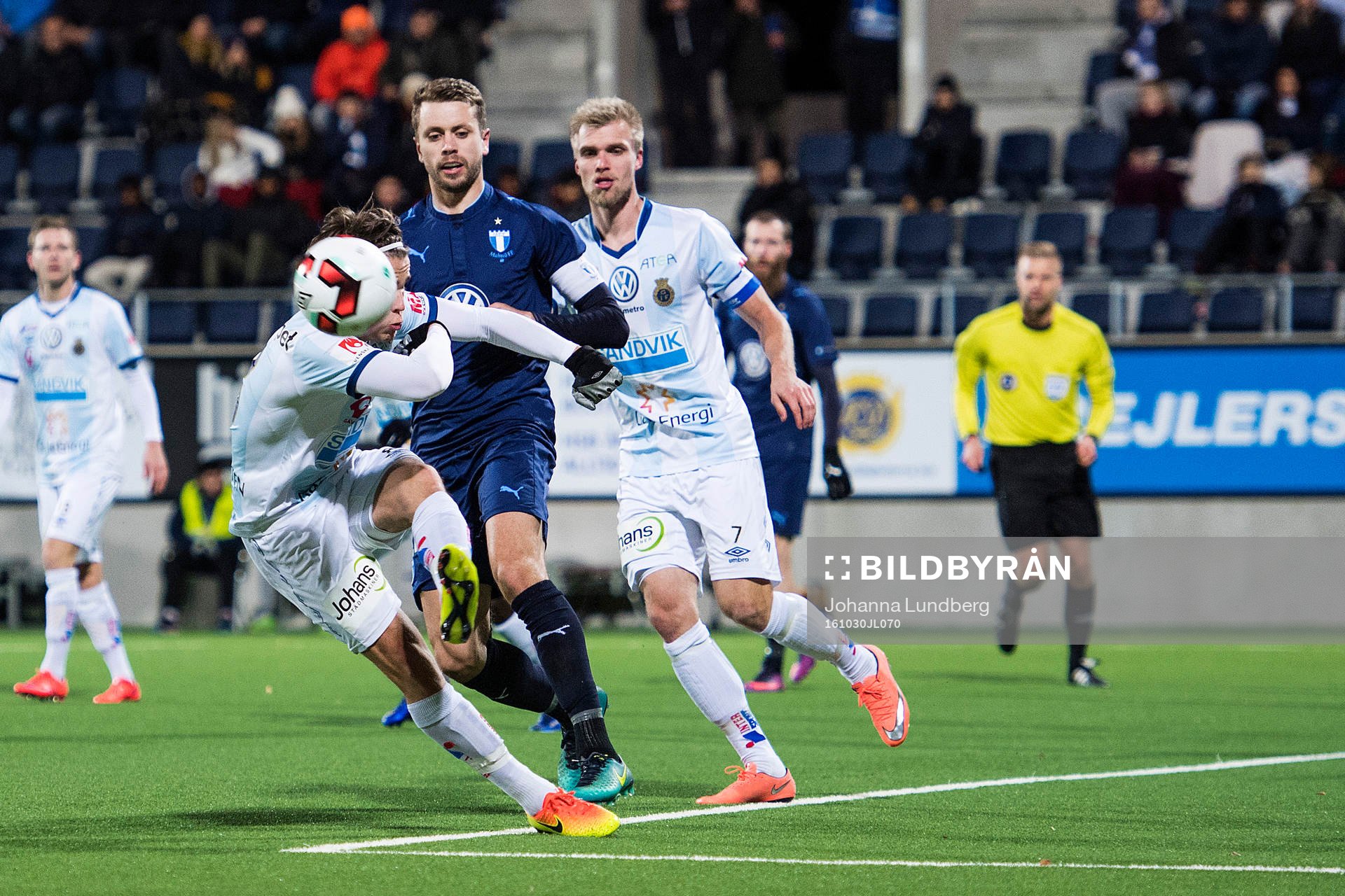 Malmö FFs Kari Arnason och Gefles Robin Nilsson
