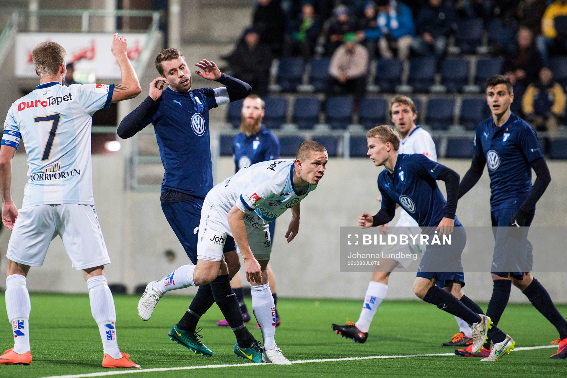 Malmö FFs Kari Arnason deppar