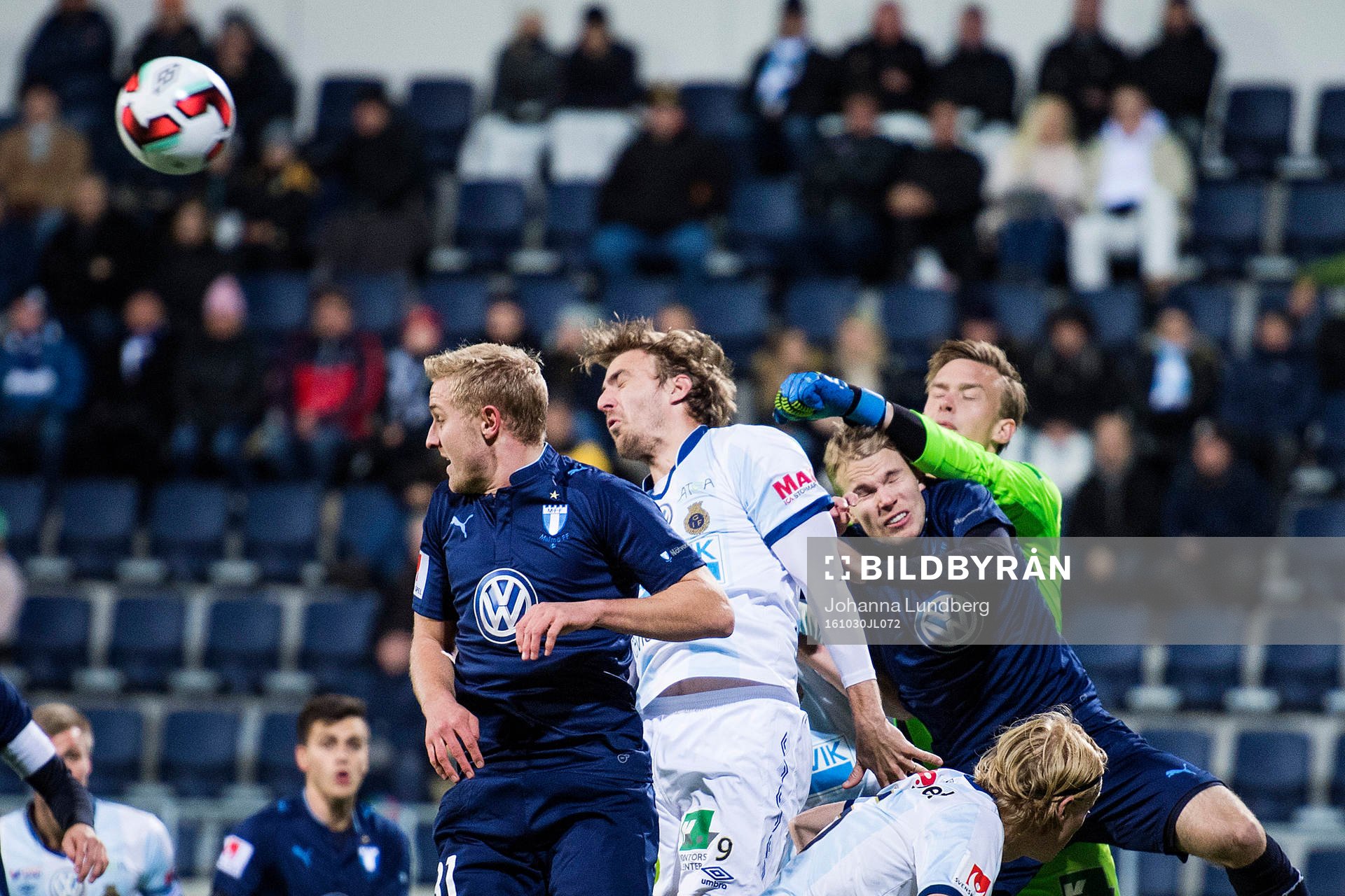 Malmö FFs Franz Brorsson och Oscar Lewicki i en nickduell