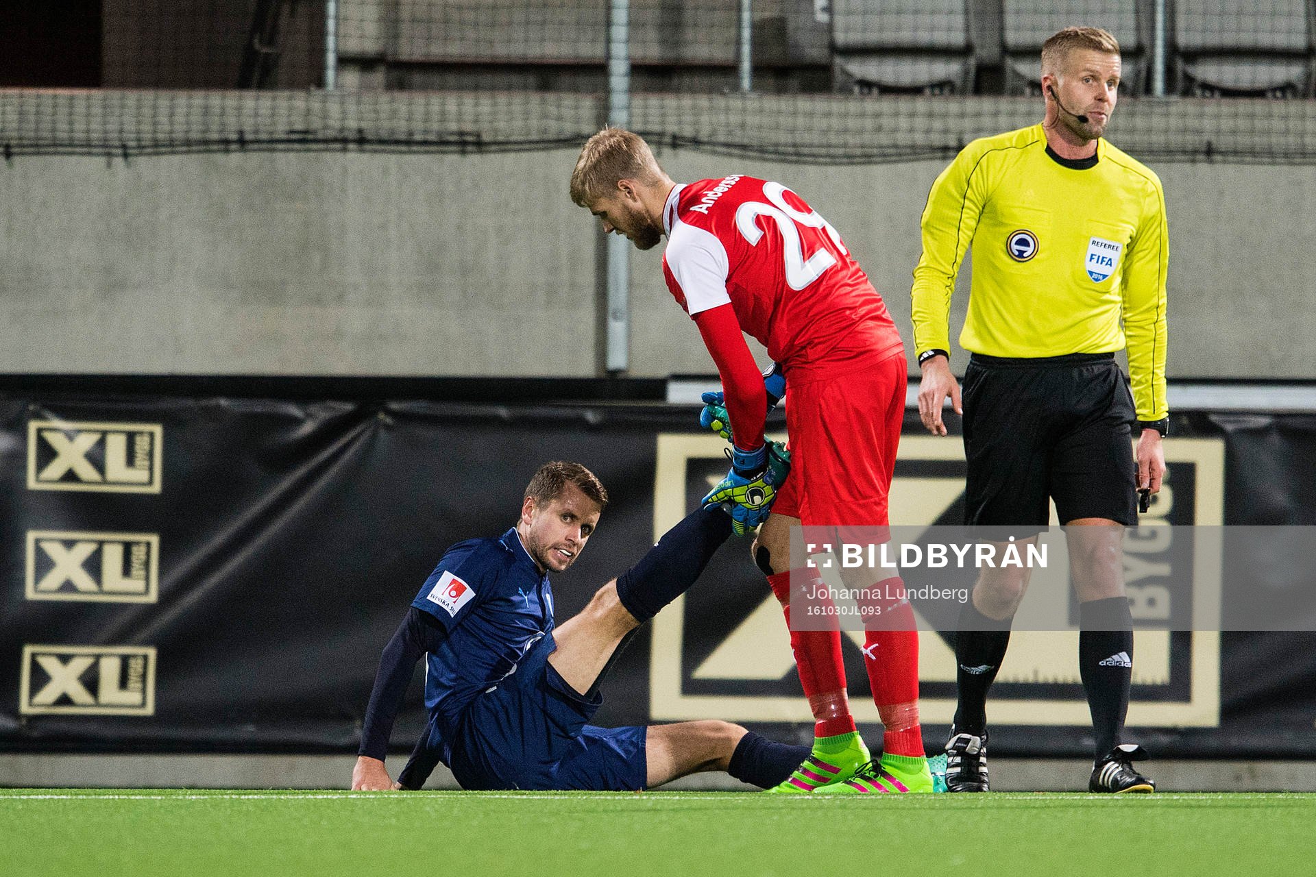 Malmö FFs Kari Arnason skadar sig och får hjälp av