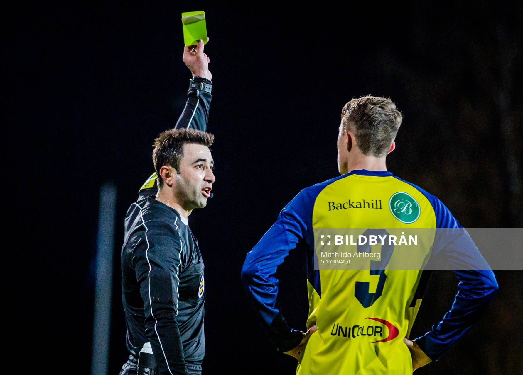 Domaren Diako Behnam delar ut gult kort till Ängelholms