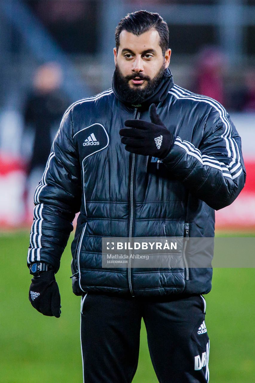 Ängelholms assisterande tränare David Roufpanah  under fotbollsmatchen i Superettan mellan Ängelholm och Örgryte den 30 oktober 2016 i Ängelholm.