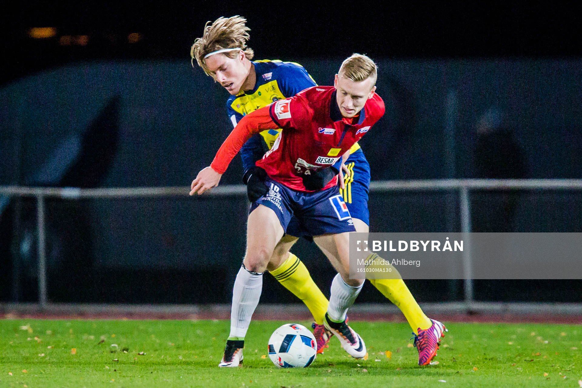 Ängelholms Marcus Bergholtz försöker stoppa Örgrytes