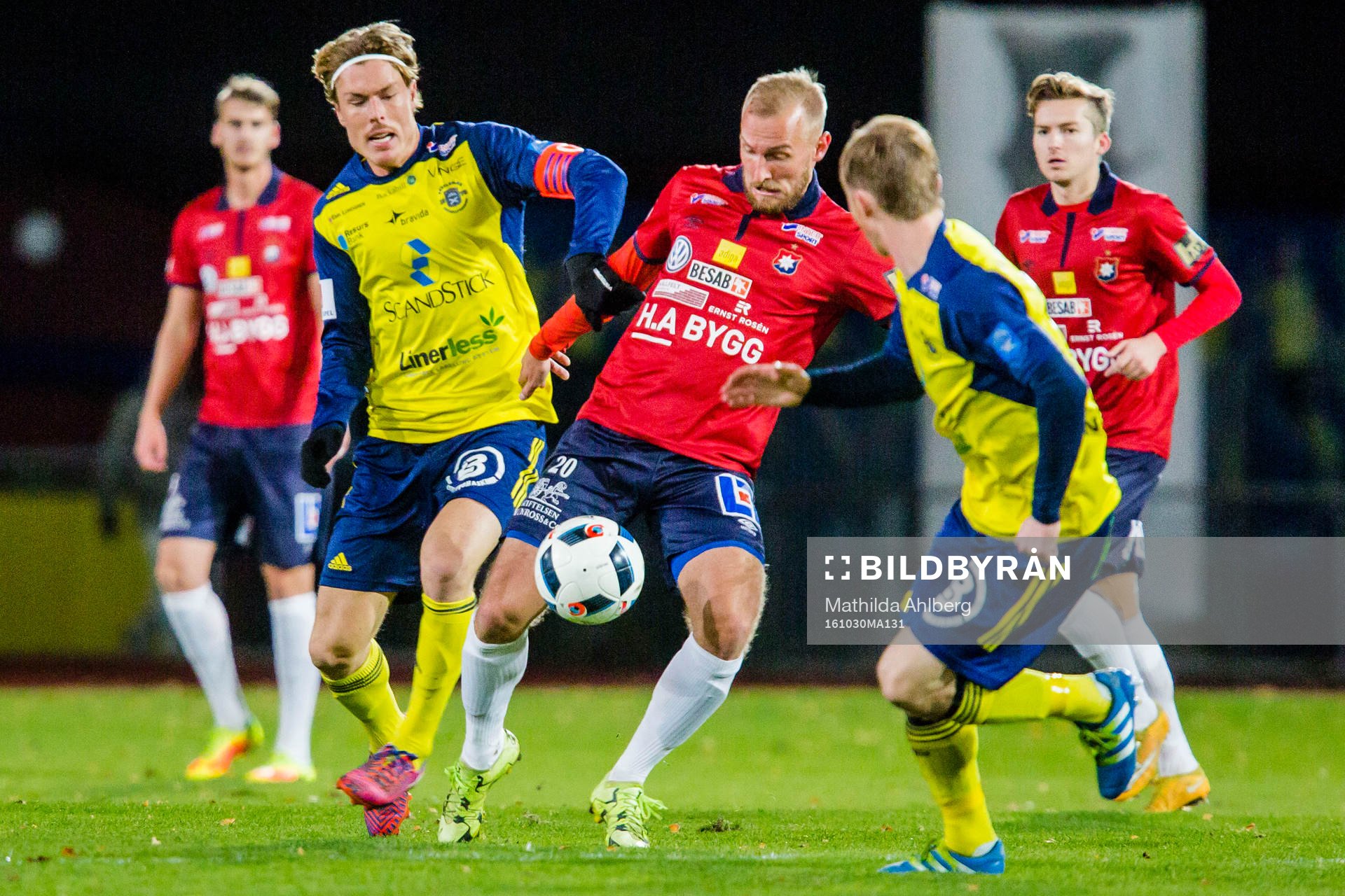 Ängelholms Marcus Bergholtz försöker stoppa Örgrytes