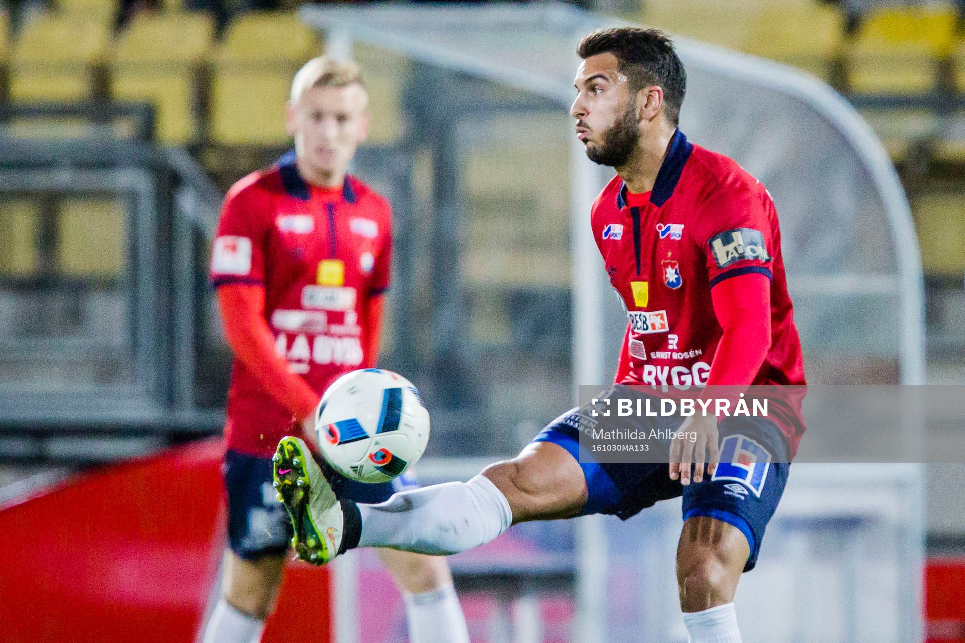 Örgrytes William Atashkadeh tar emot bollen