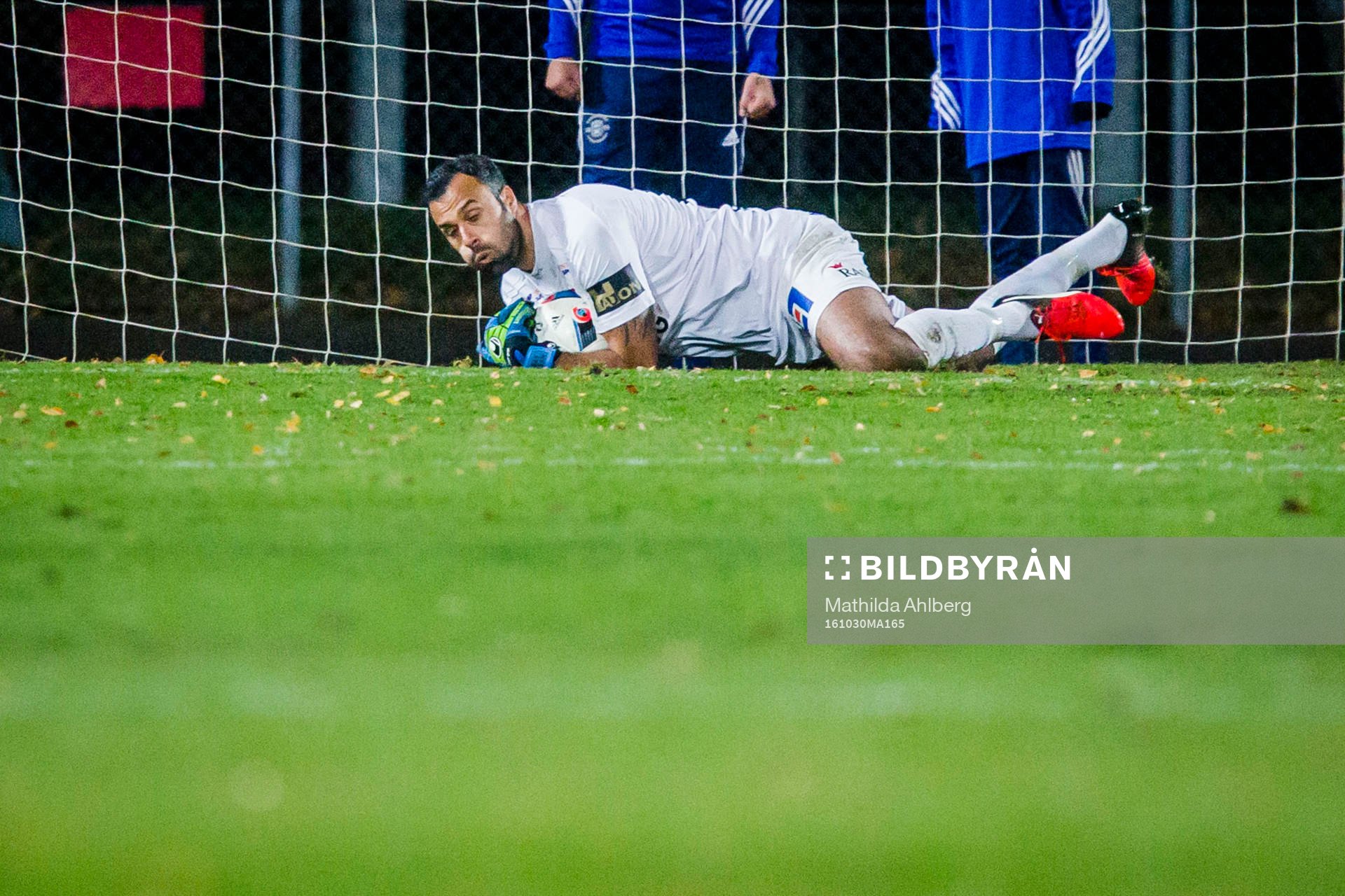 Örgrytes målvakt Abbas Hassan fångar bollen