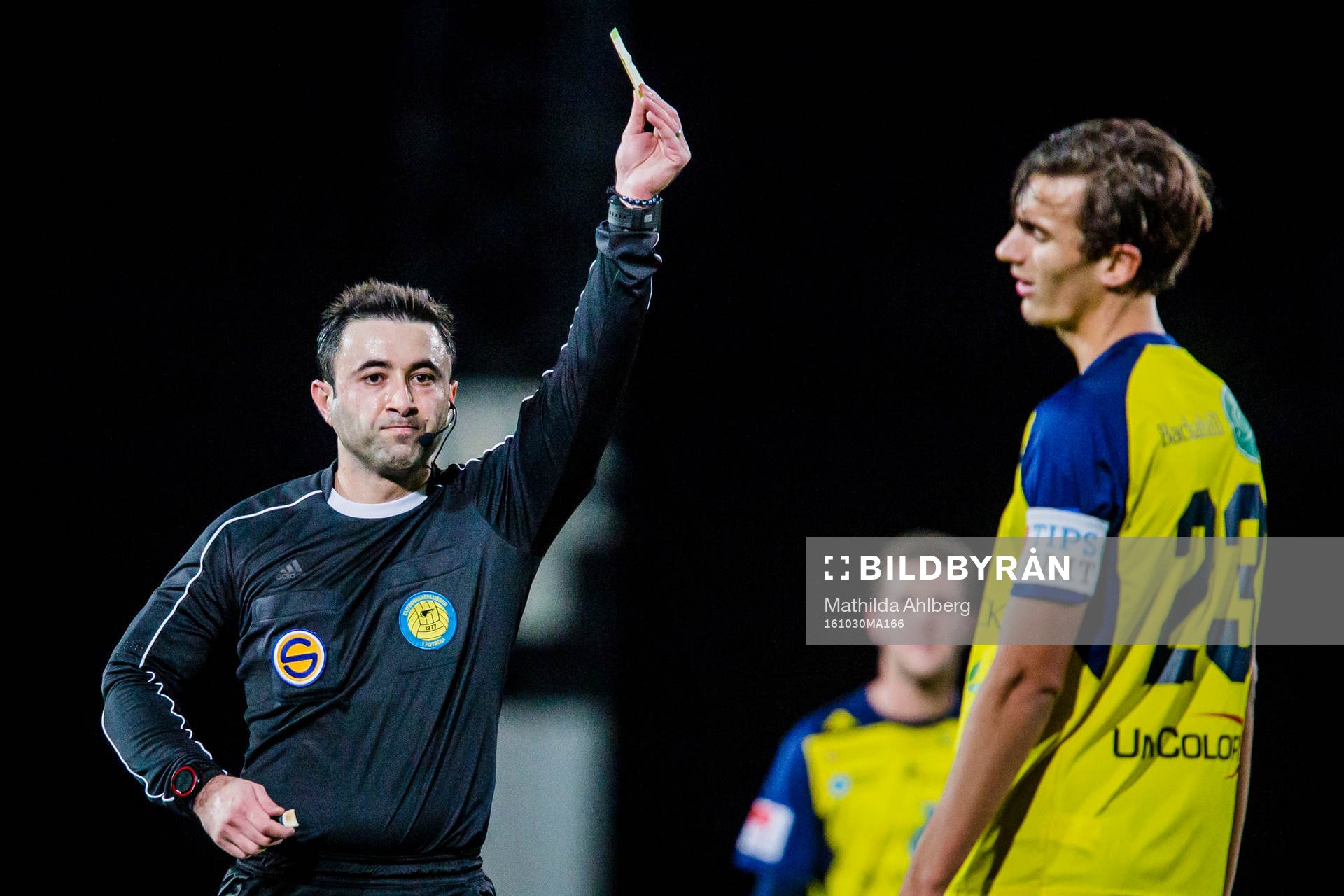 Domaren Diako Behnam delar ut gult kort till Ängelholms