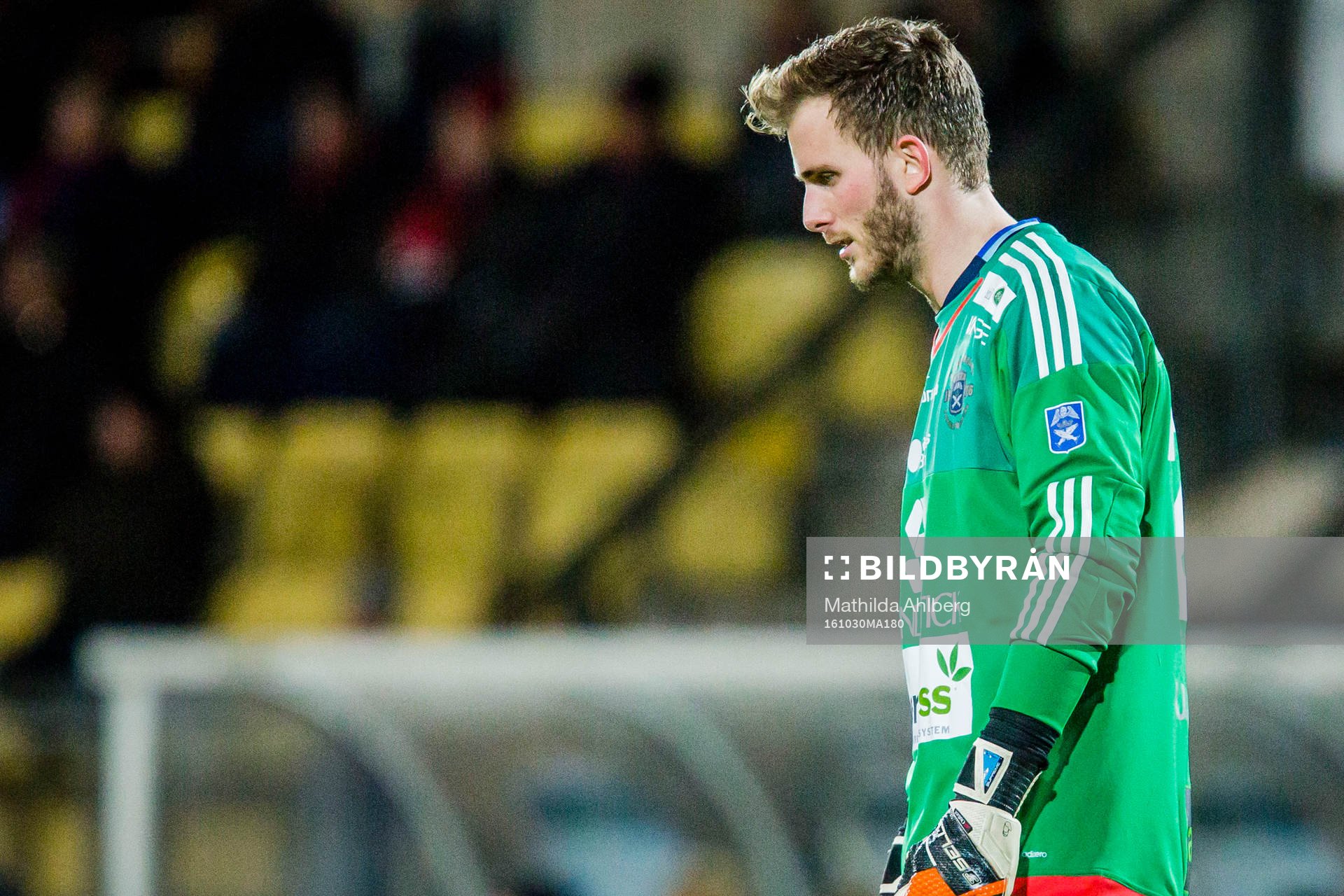 Ängelholms målvakt Carl Lindell deppar