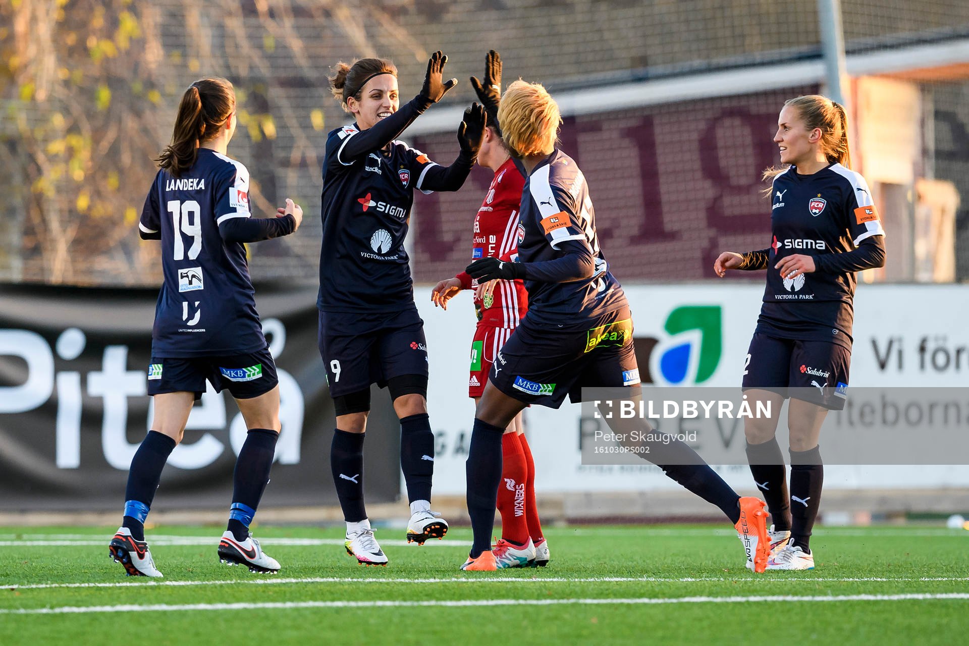 Rosengårds Natasha Andonova jublar efter sitt 0-1 mål på straff under fotbollsmatchen i Damallsvenskan mellan Piteå och Rosengård den 30 oktober 2016 i Piteå.