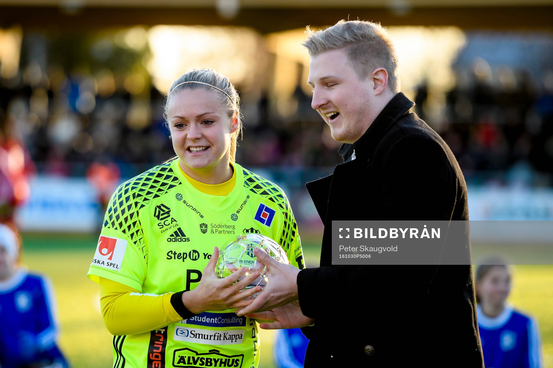 Piteås målvakt Hilda Carlén får ta i mot priset Kuriren