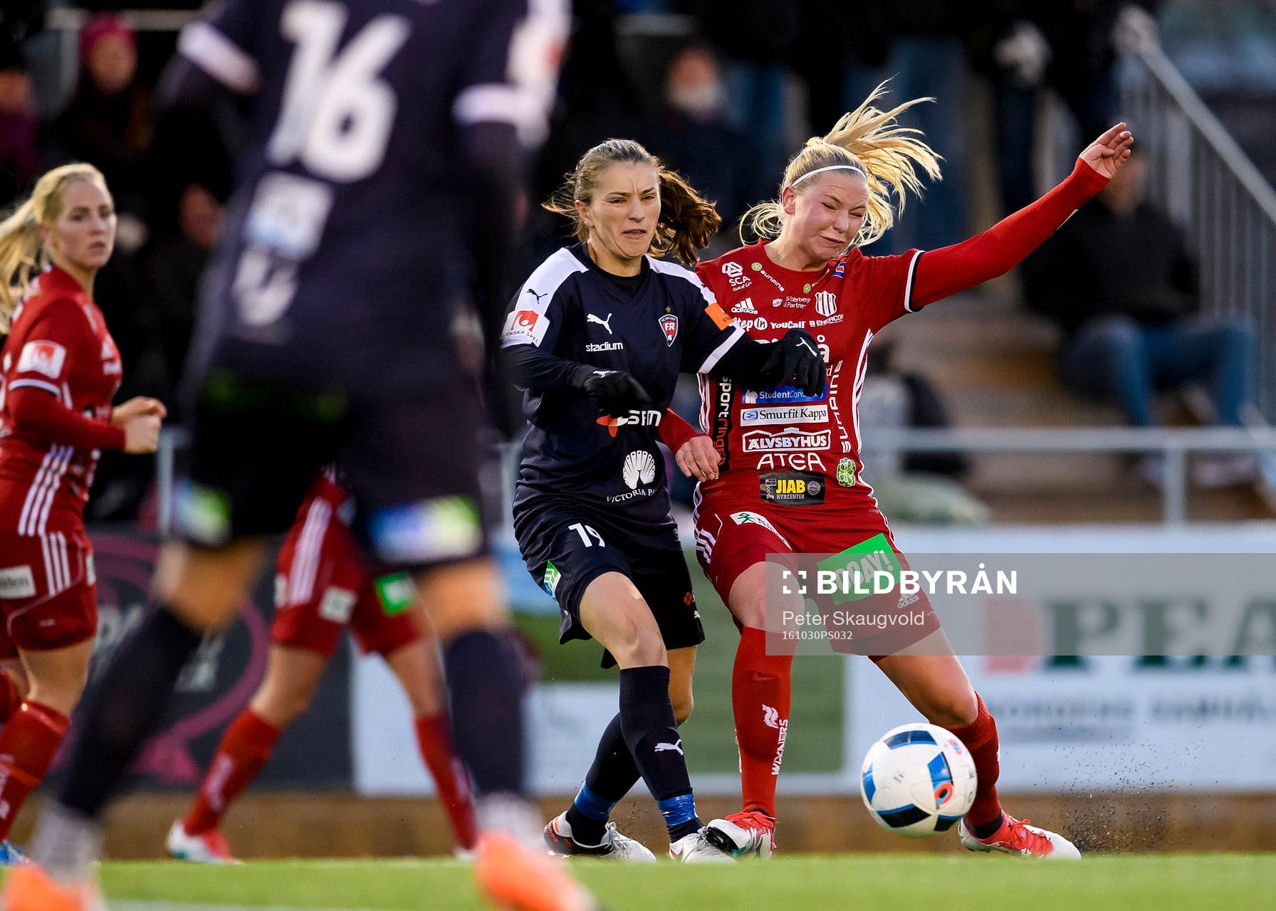 Rosengårds Iva Landeka får en tackling av Piteås Ellen