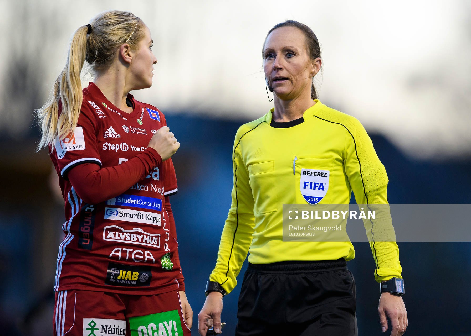 Piteås Irma Helin pratar med domaren Pernilla Larsson