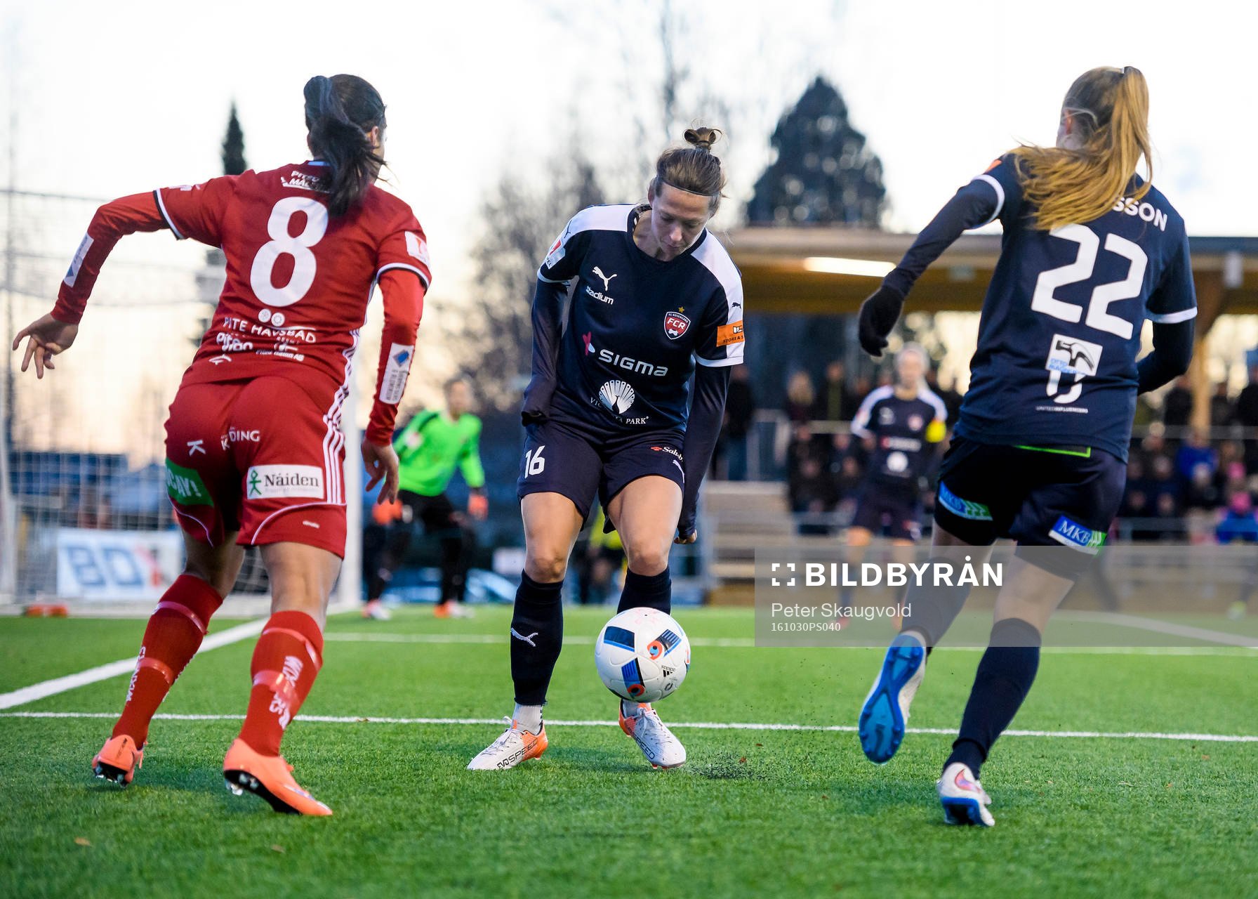Rosengårds Lina Nilsson stoppar Piteås Tempest-Marie