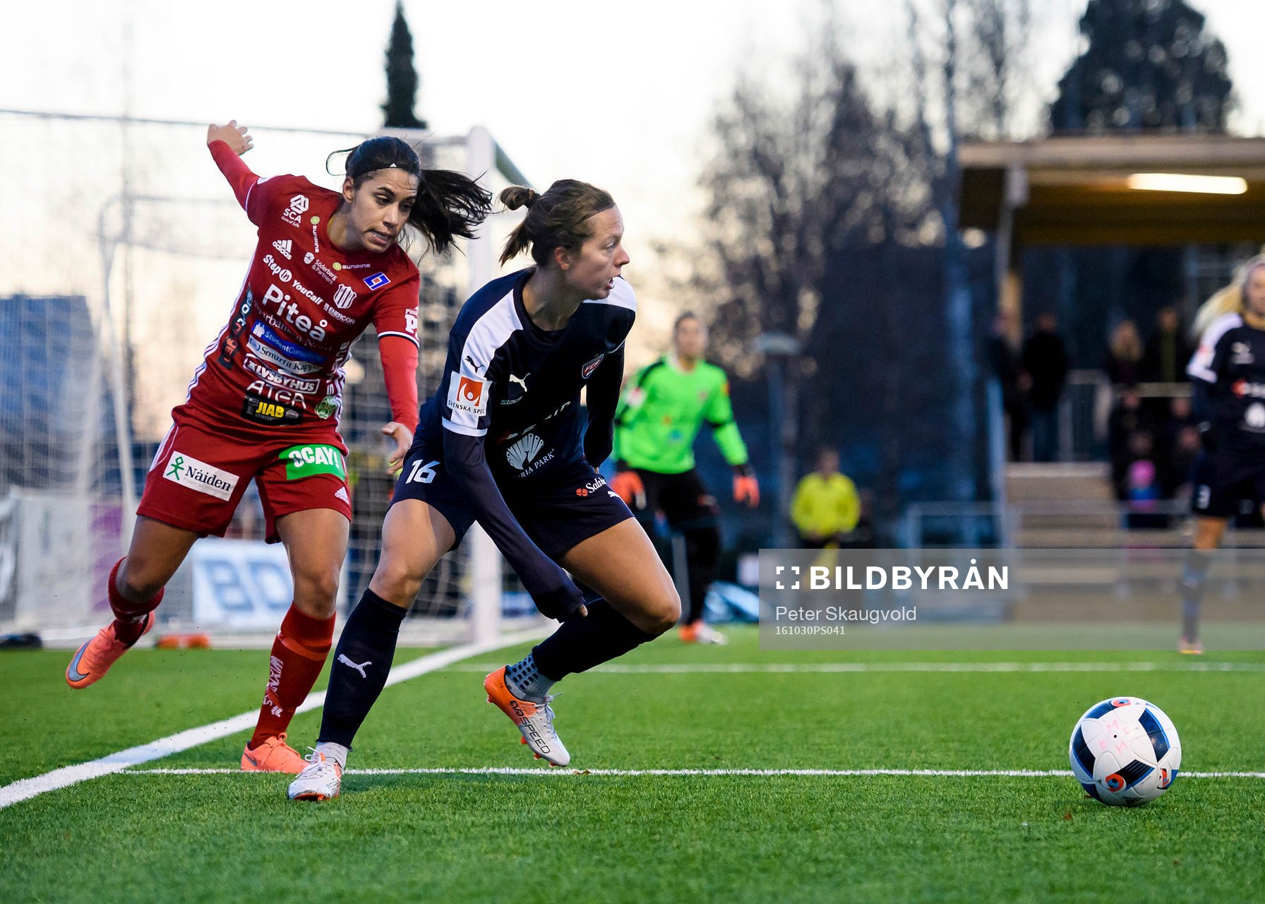 Piteås Tempest-Marie Norlin i kamp med Rosengårds Lina Nilsson under fotbollsmatchen i Damallsvenskan mellan Piteå och Rosengård den 30 oktober 2016 i Piteå.