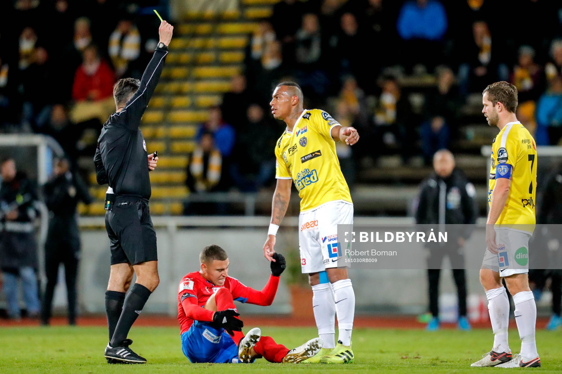 Domare Bojan Pandzic ger Falkenbergs Felipe Carvalho gult