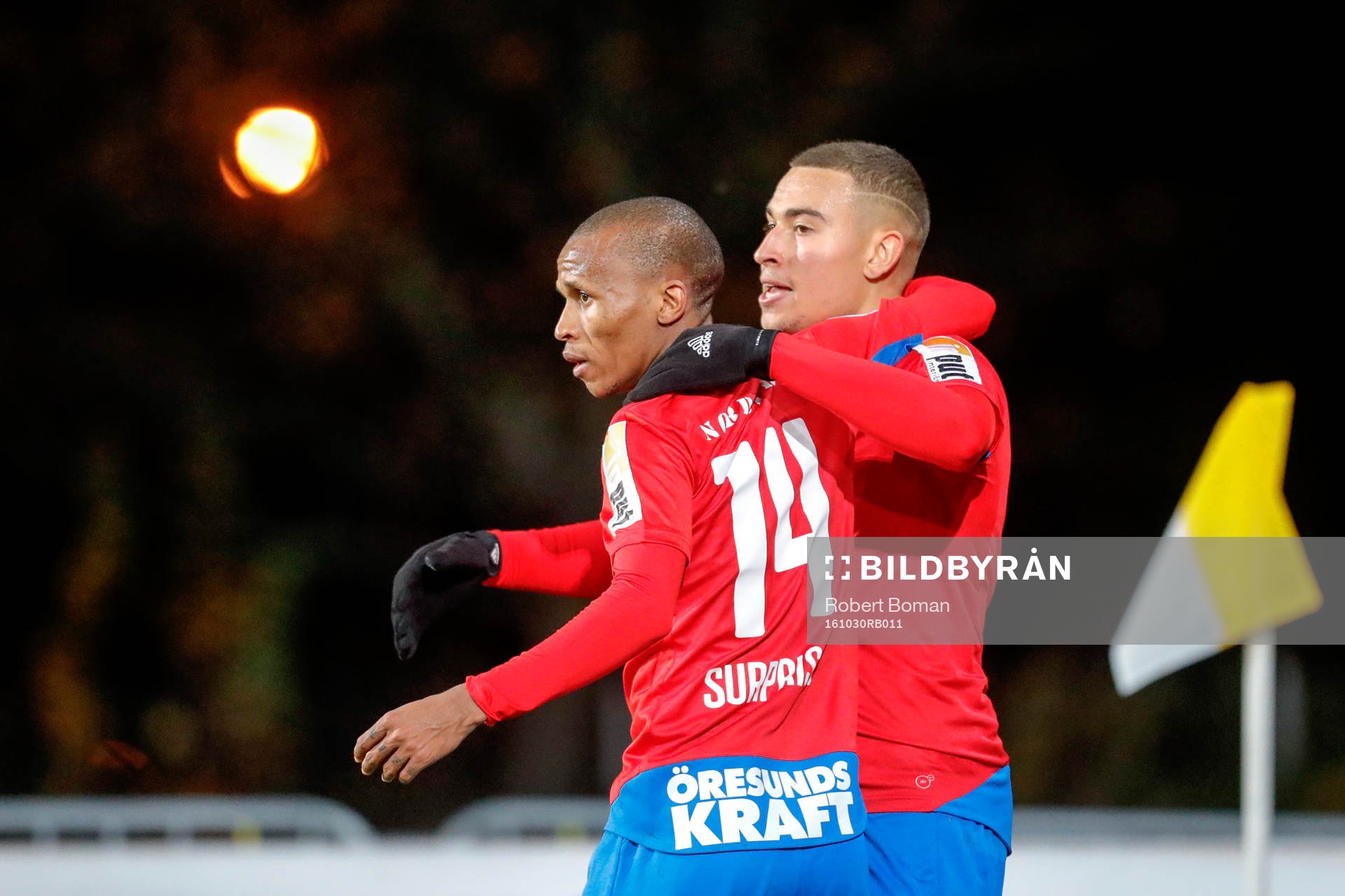 Helsingborgs Bradley Ralani och Jordan Larsson jublar