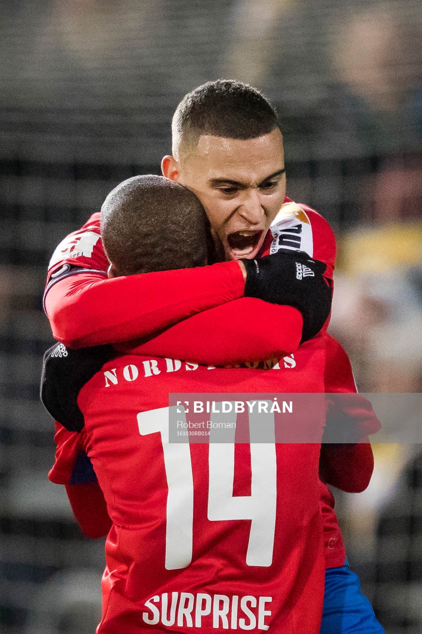Helsingborgs Jordan Larsson och Bradley Ralani (med ryggen
