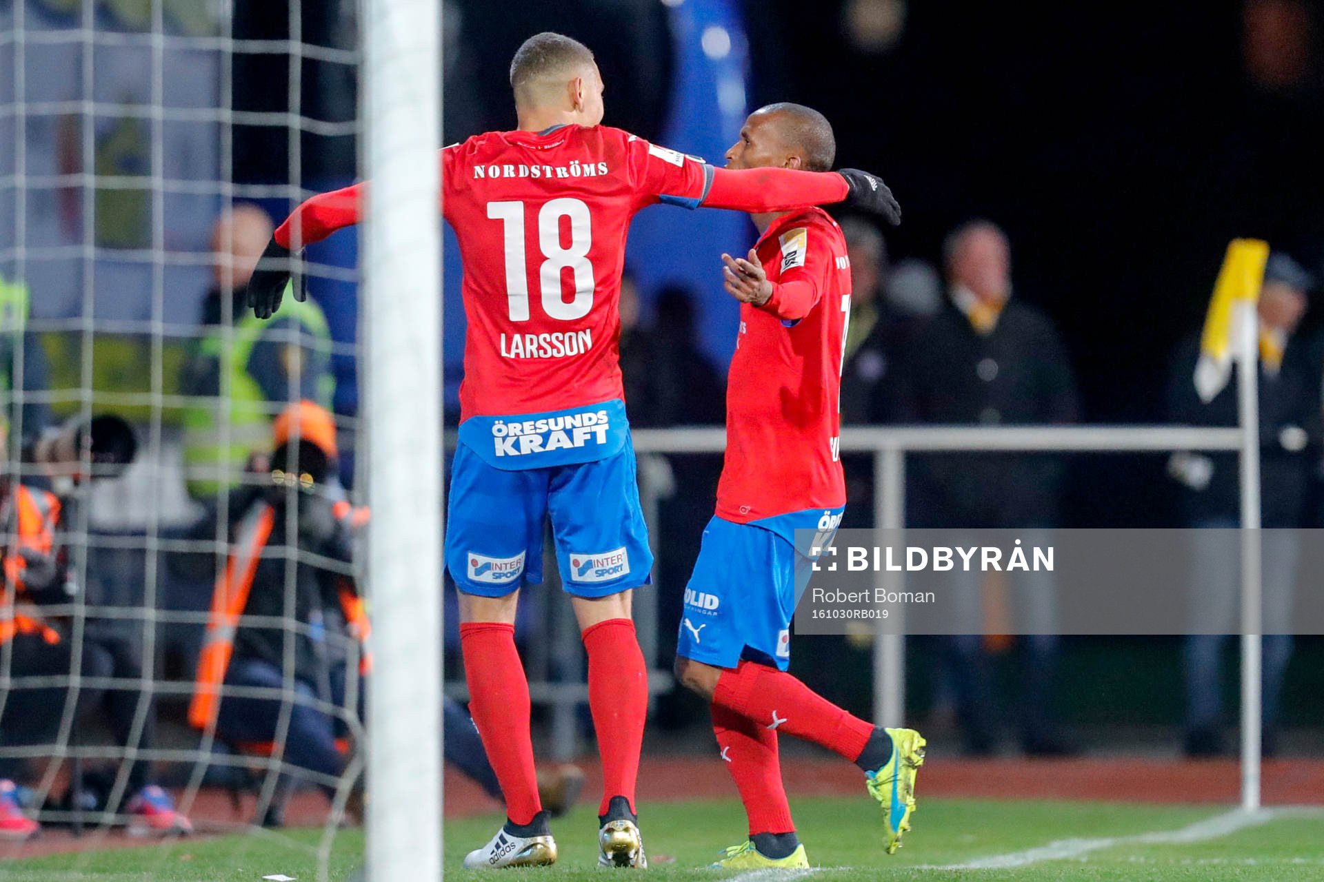 Helsingborgs Jordan Larsson och Bradley Ralani jublar efter 0-3 under fotbollsmatchen i Allsvenskan mellan Falkenberg och Helsingborg den 30 oktober 2016 i Falkenberg