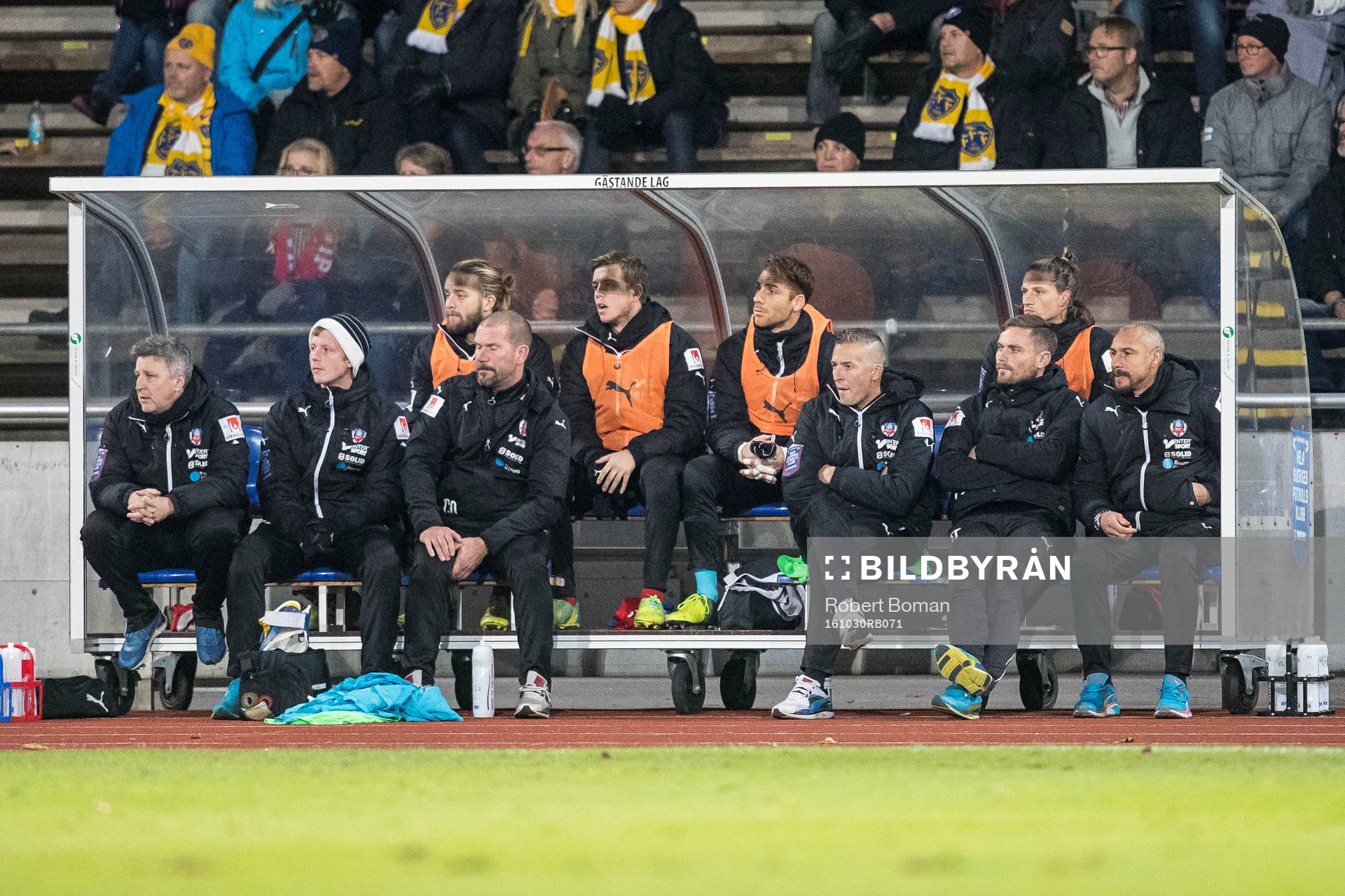 Helsingborgs avbytarbänk under fotbollsmatchen i Allsvenskan mellan Falkenberg och Helsingborg den 30 Oktober 2016 i Falkenberg