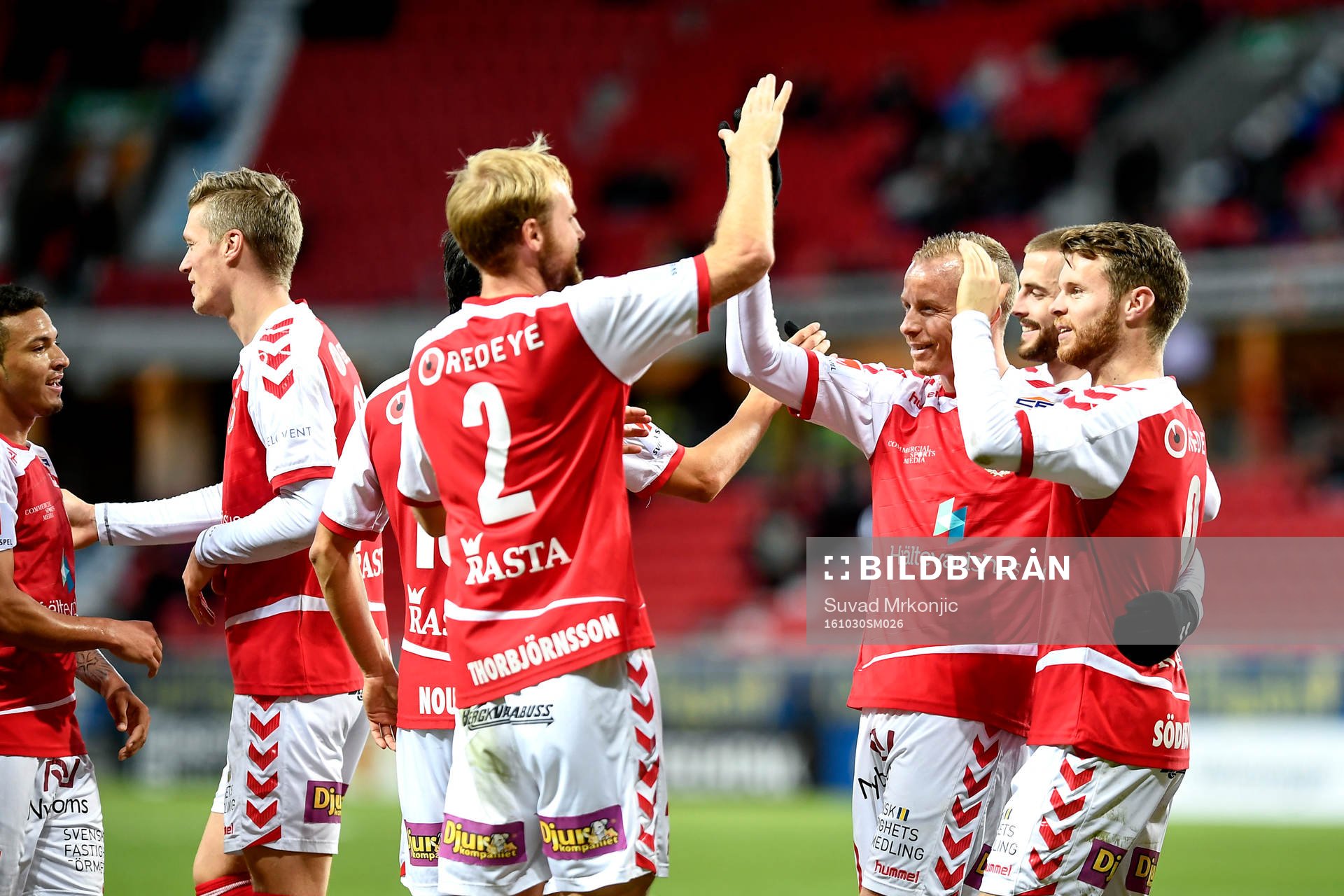 Kalmars Tobias Eriksson jublar med lagkamrater