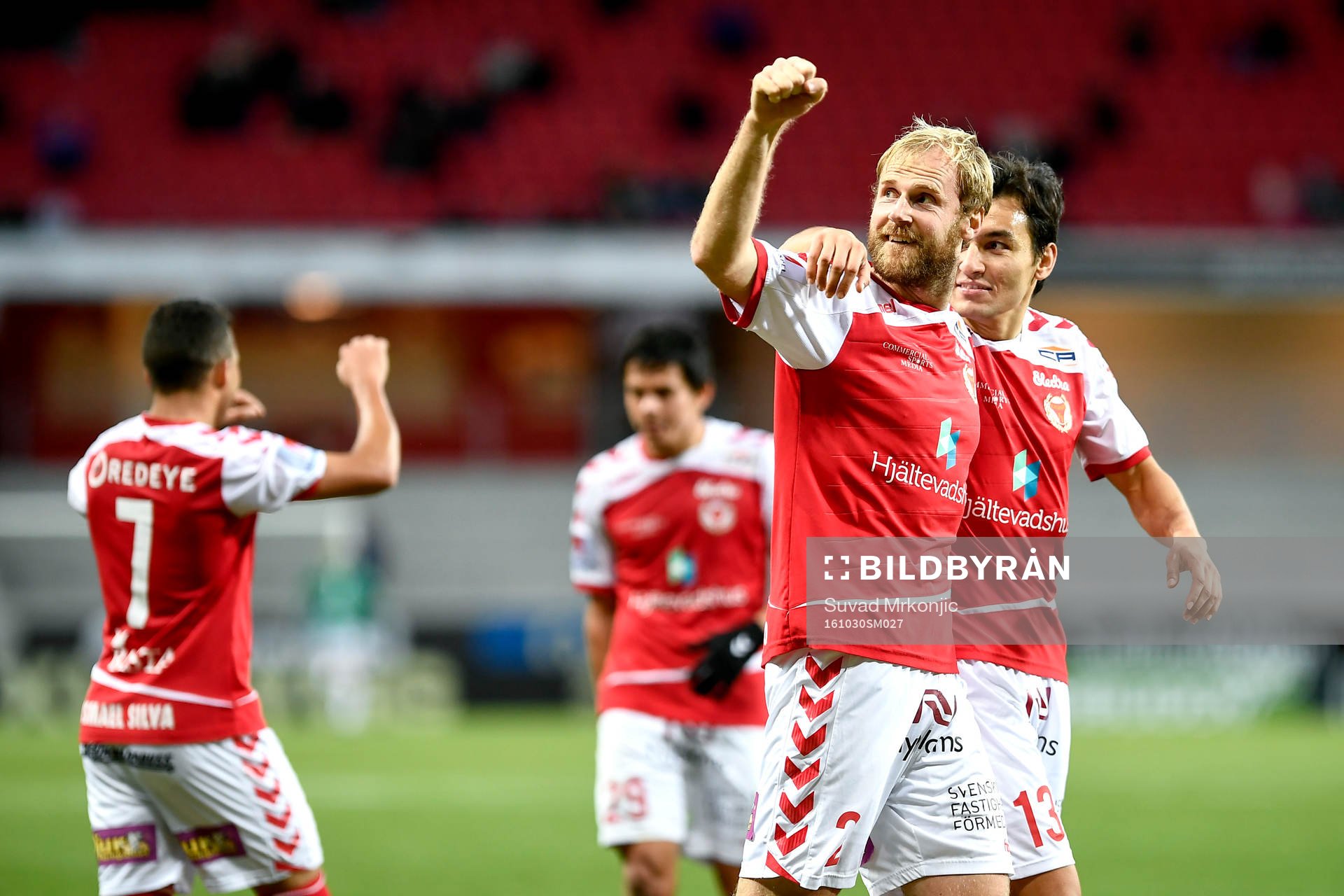 Kalmars Tobias Eriksson jublar med lagkamrater