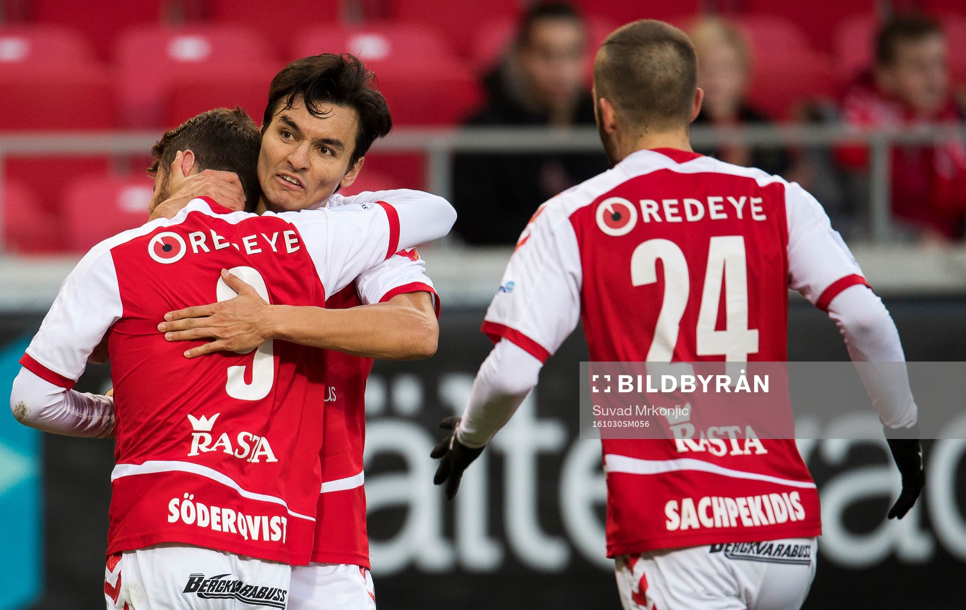 Kalmars Måns Söderqvist kramas om av Emin Nouri  och