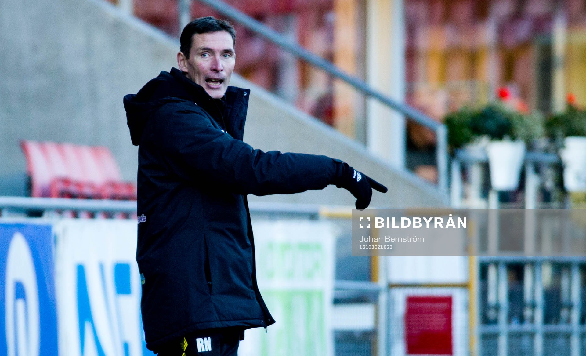 Forwards tränare Rickard Nilsson pekar nedåt