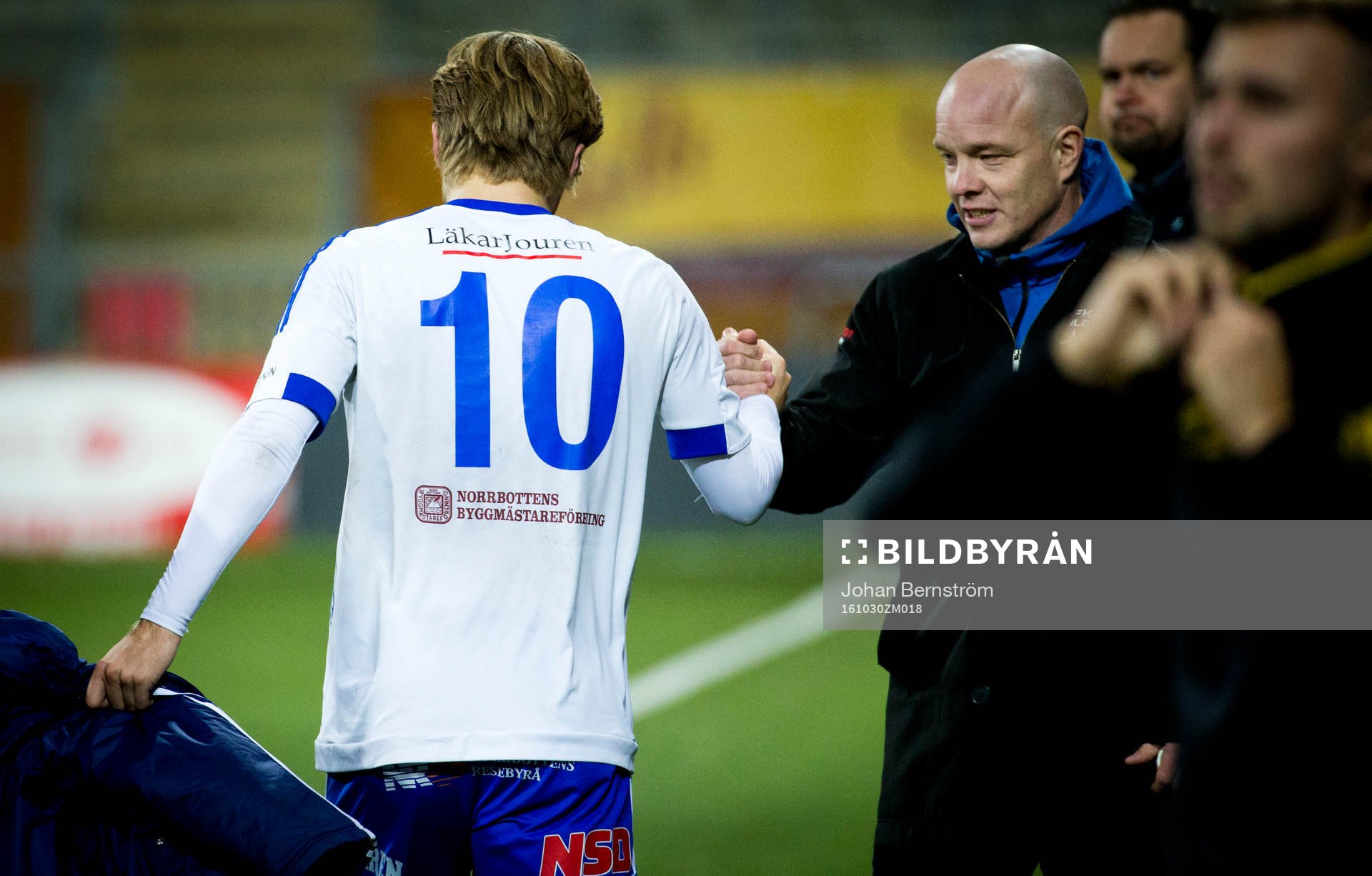 Luleås Joel Rajalakso blev utbytt på slutet och jublar med tränare Fredrik Waara under fotbollsmatchen i Division 1 Norra mellan Forward och Luleå den 30 oktober 2016 i Örebro.