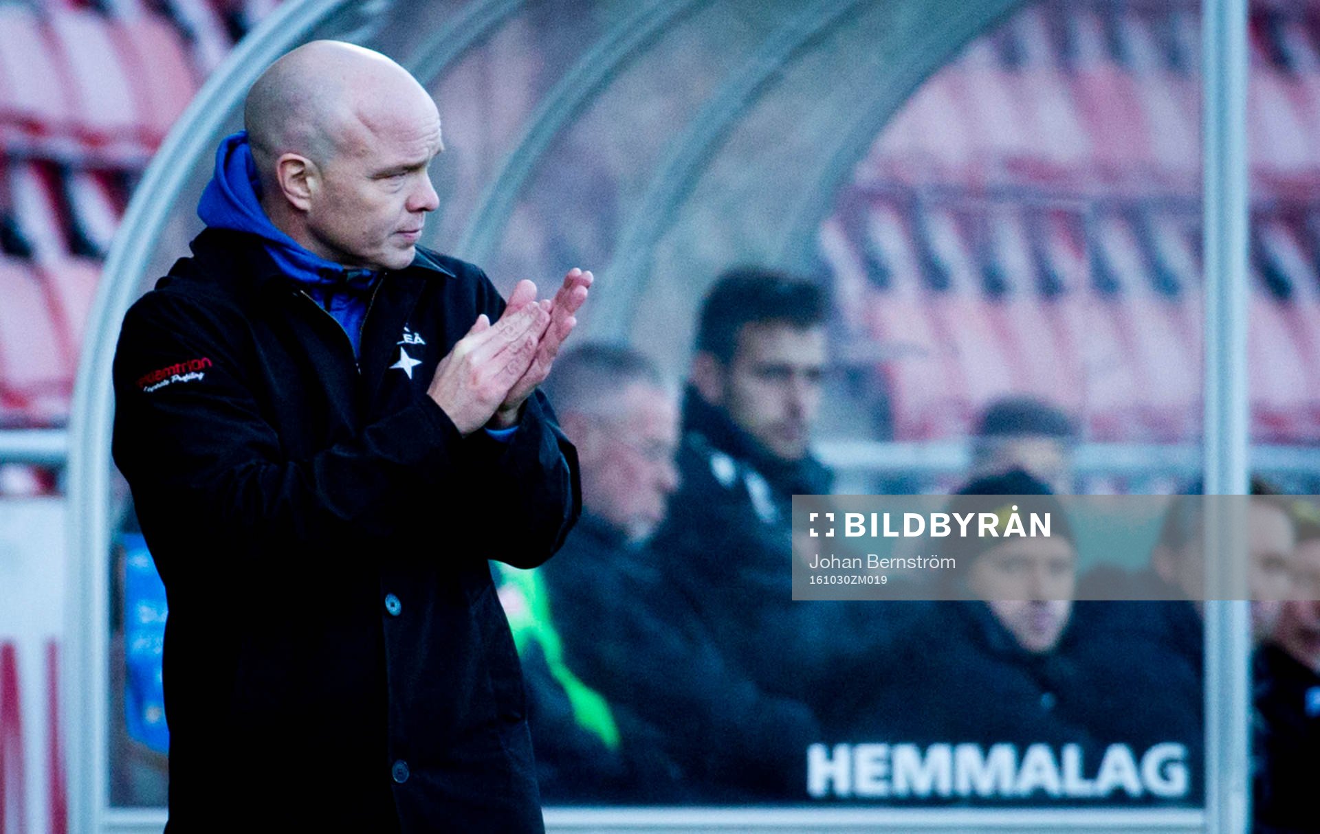 Luleås tränare Fredrik Waara applåderar