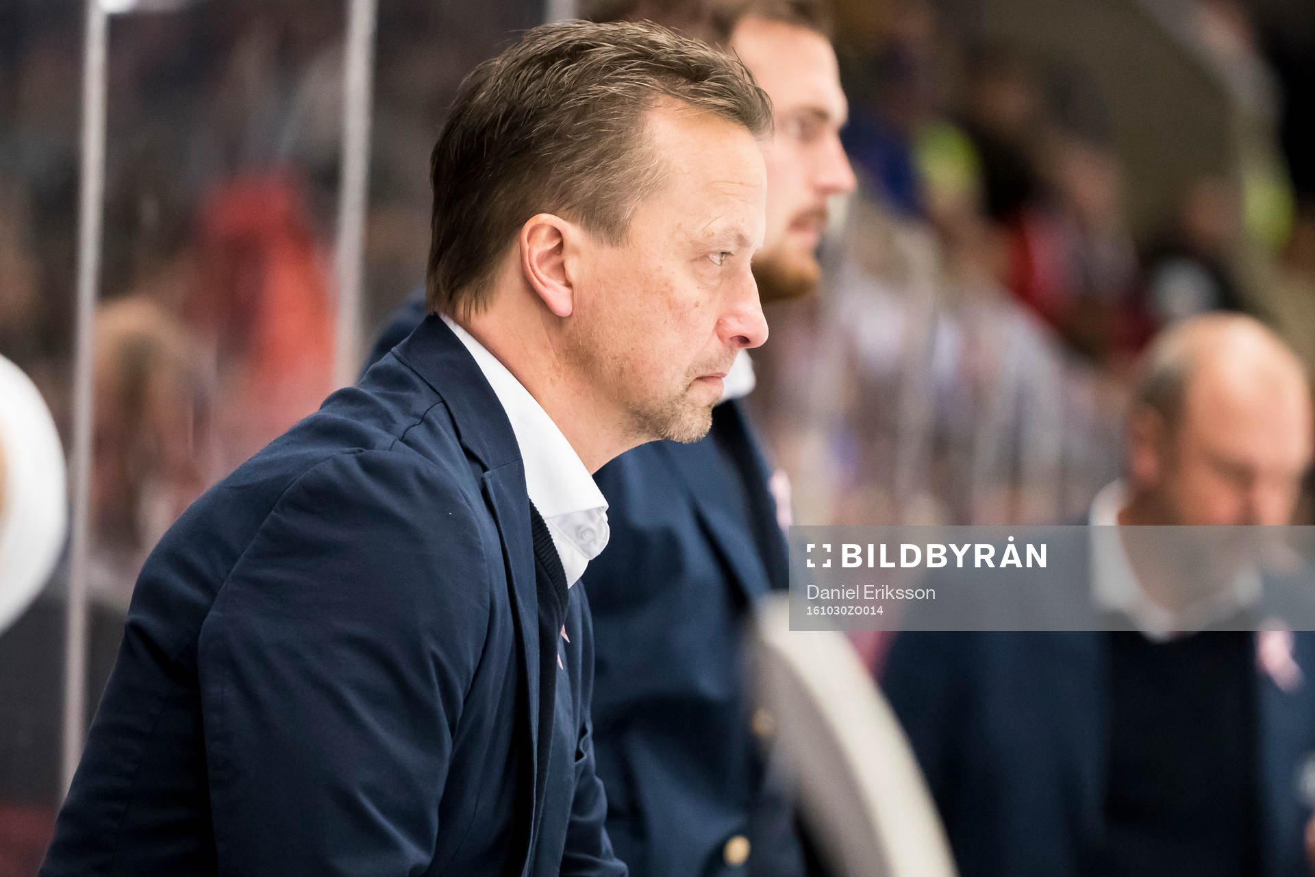 assisterande tränare Örjan Lindmark  i ishockeymatchen i