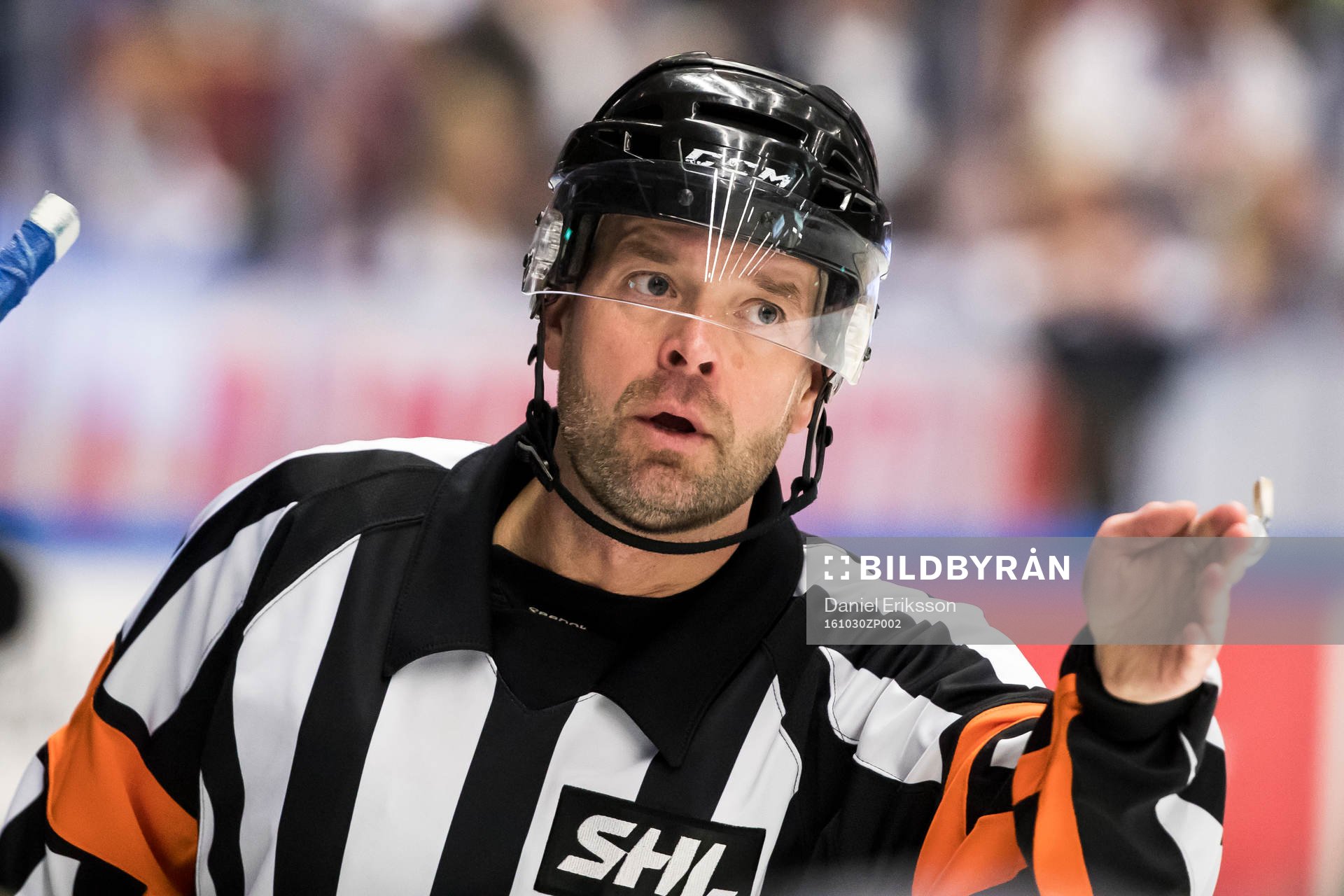 Domare Johan Gossas i ishockeymatchen i SHL mellan Leksand