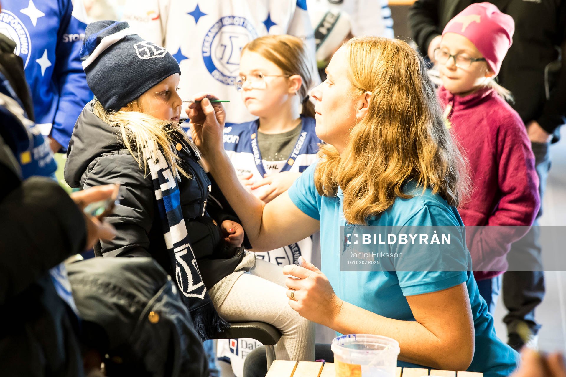 Ansiktsmålning på familjedagen innan ishockeymatchen i