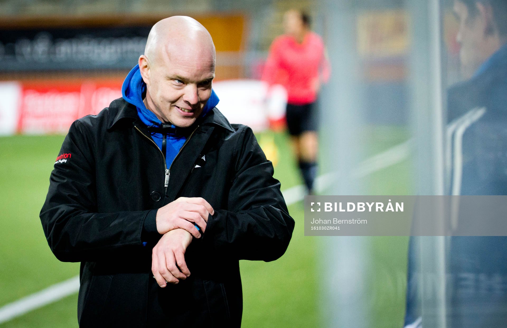 Luleås tränare Fredrik Waara tittar på klockan i slutet