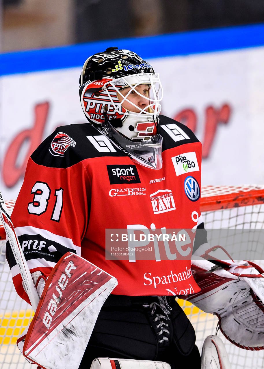 Piteås målvakt Albin Ström på uppvärmningen