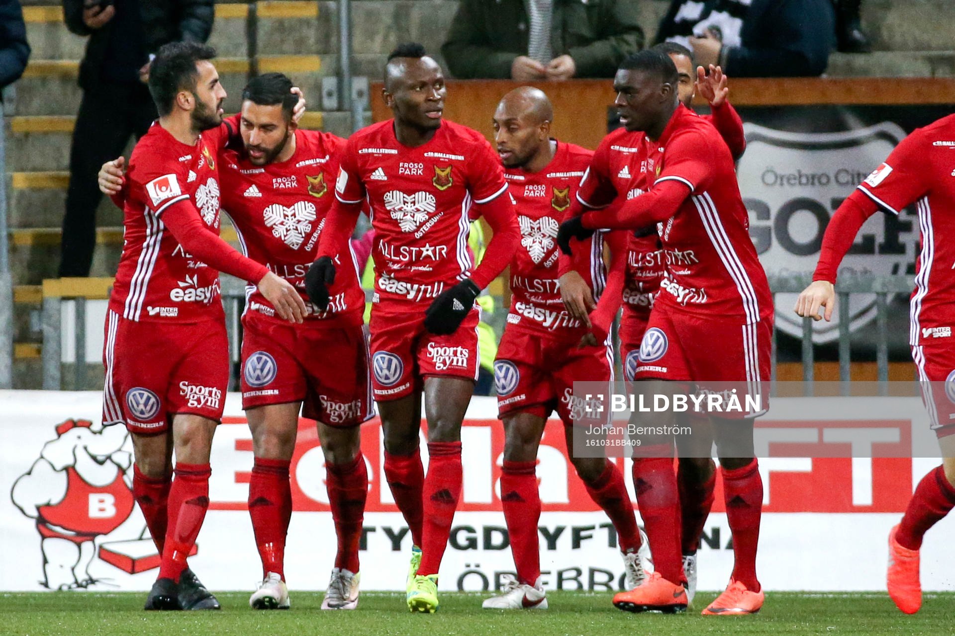 Östersunds Alex Dyer jublar efter 0-1 under fotbollsmatchen i Allsvenskan mellan Örebro och Östersund den 31 oktober 2016 i Örebro.