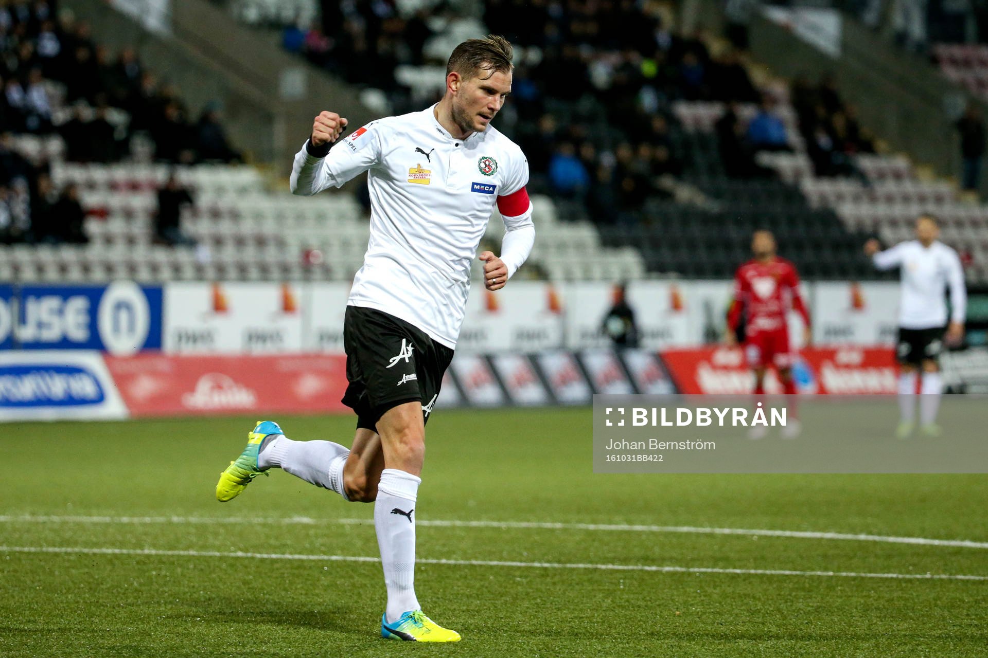 Örebros Robert Åhman Persson jublar efter 1-2 under fotbollsmatchen i Allsvenskan mellan Örebro och Östersund den 31 oktober 2016 i Örebro.