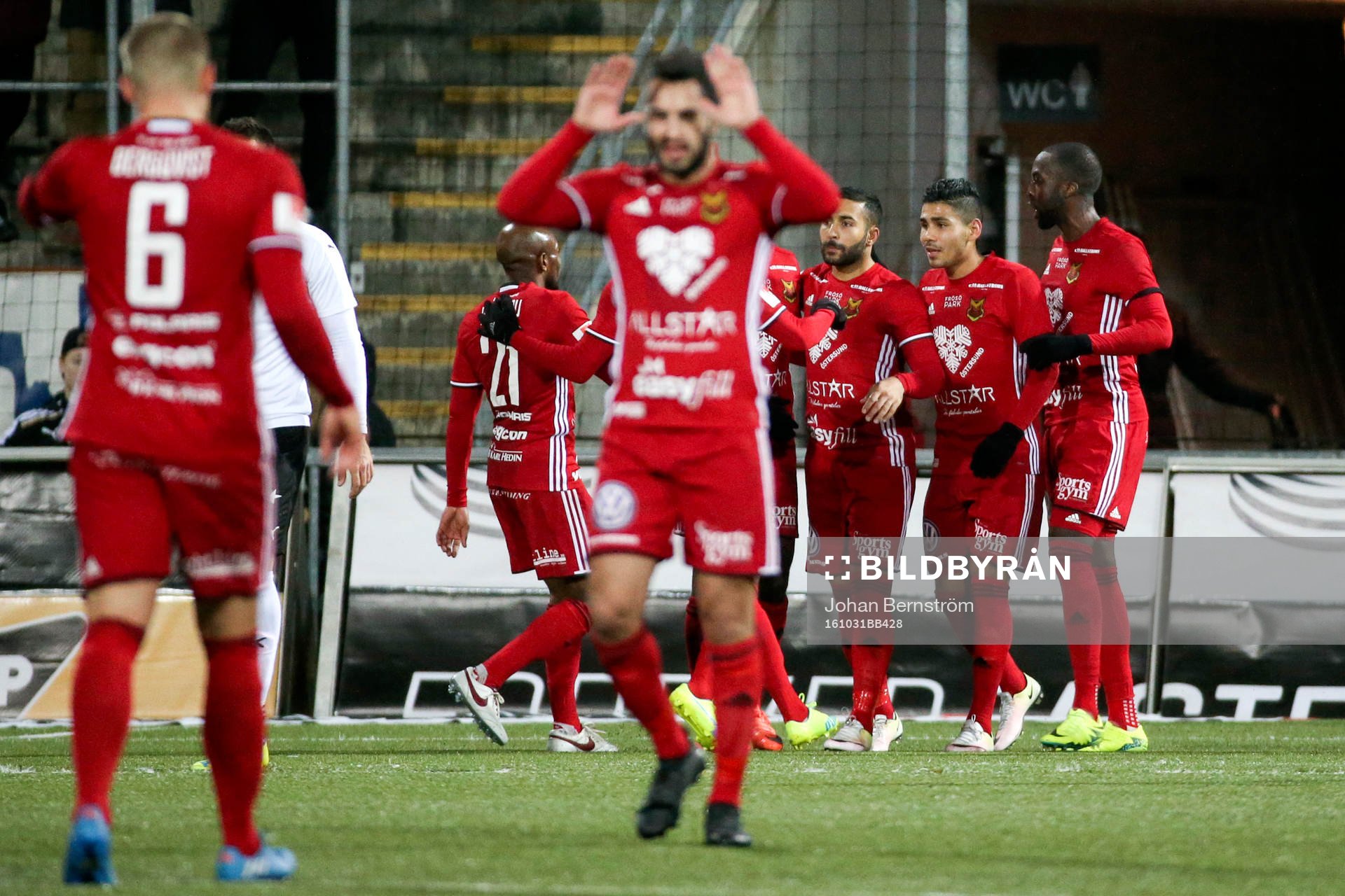 Östersunds Saman Ghoddos jublar