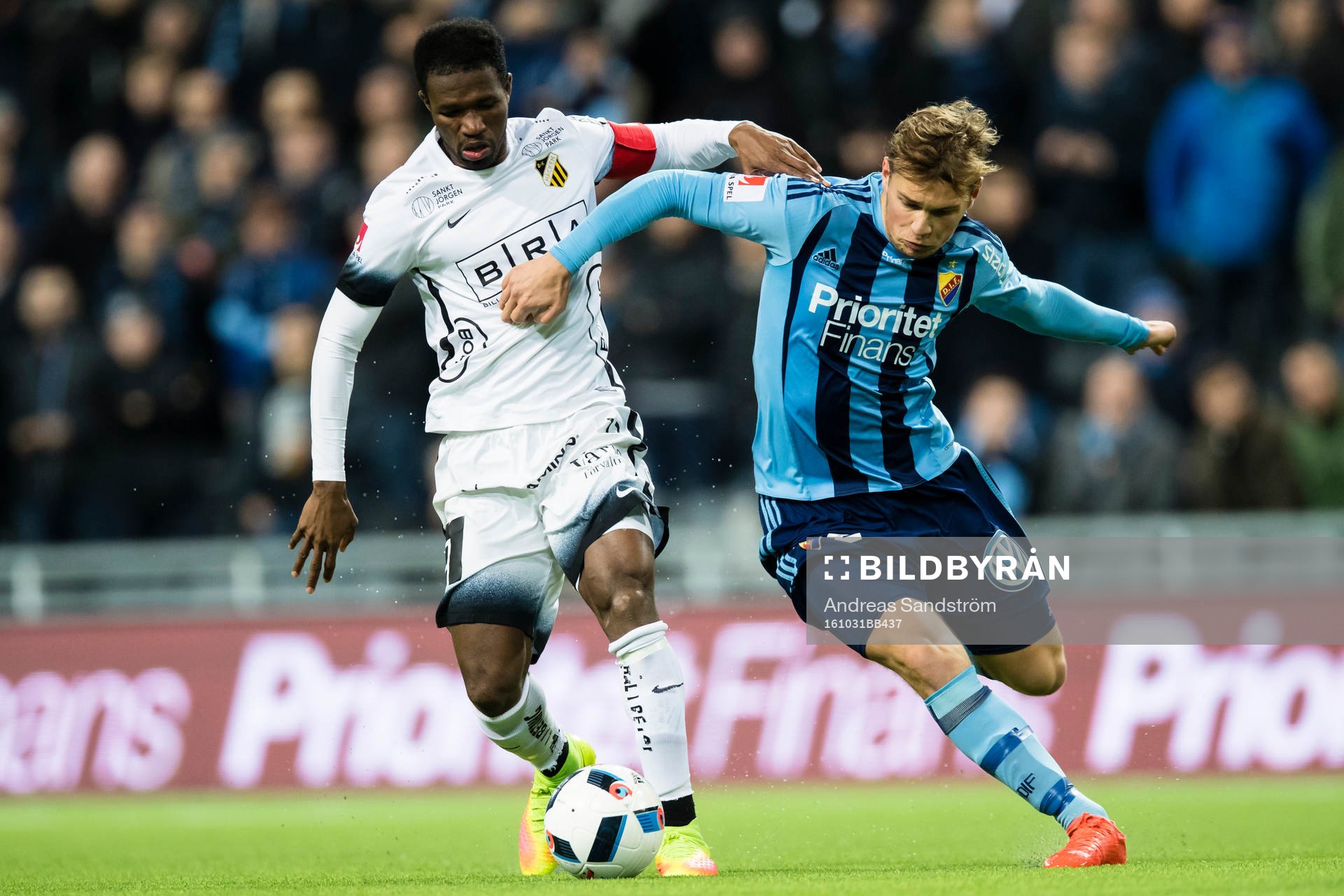 Häckens Mohammed Abubakari i kamp om bollen med