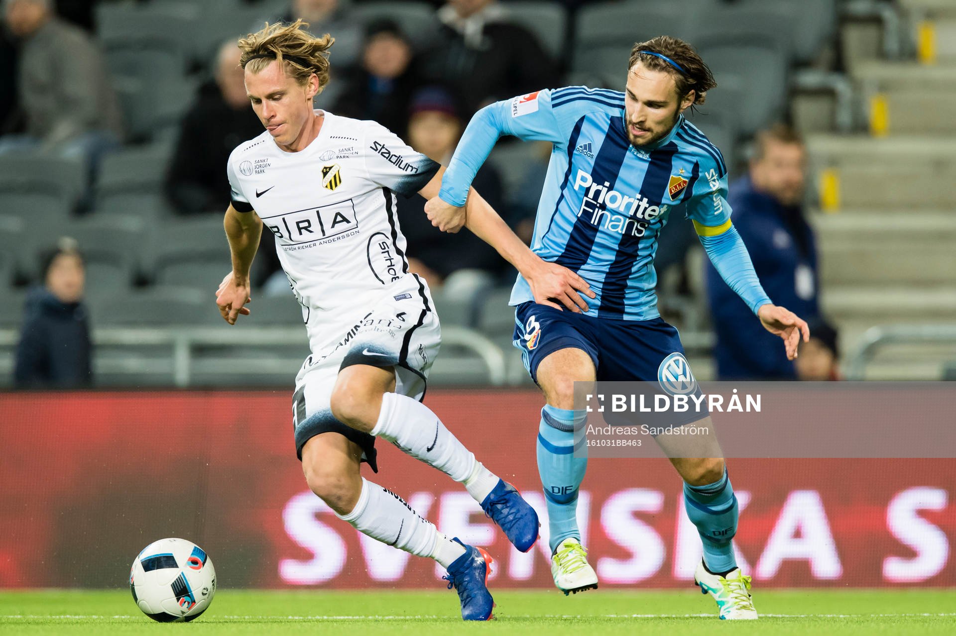 Häckens Rasmus Schuller i kamp om bollen med Djurgårdens