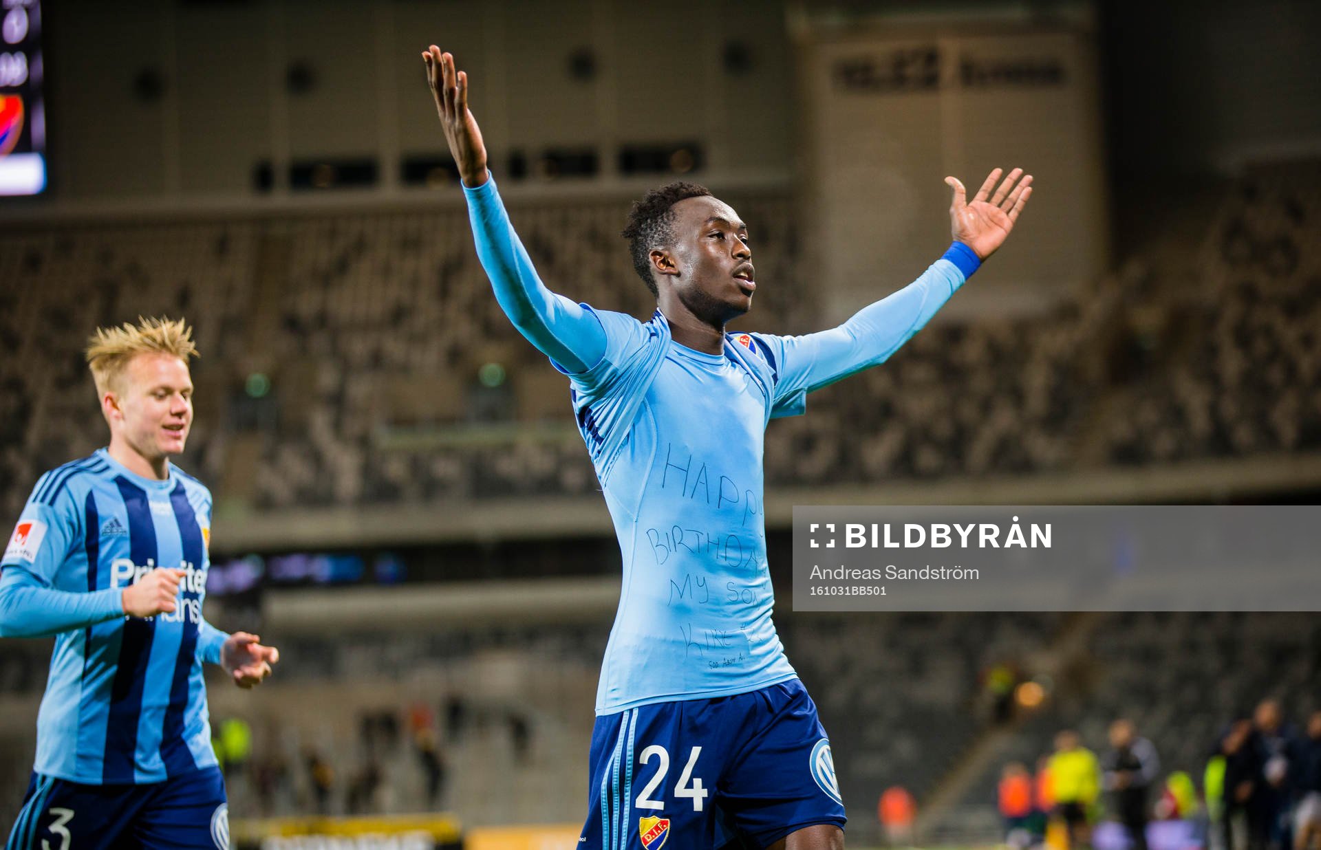 Djurgårdens Philana Tinotenda Kadewere gör 1-0 och firar med att visa upp en text på tröjan för sin sons födelsedag under fotbollsmatchen i Allsvenskan mellan Djurgården och Häcken den 31 Oktober 2016 i Stockholm. 