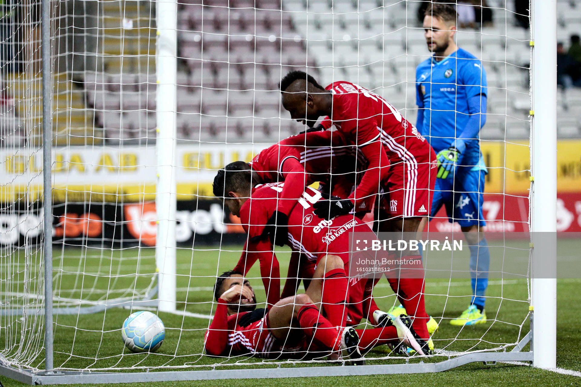 Östersunds Saman Ghoddos jublar