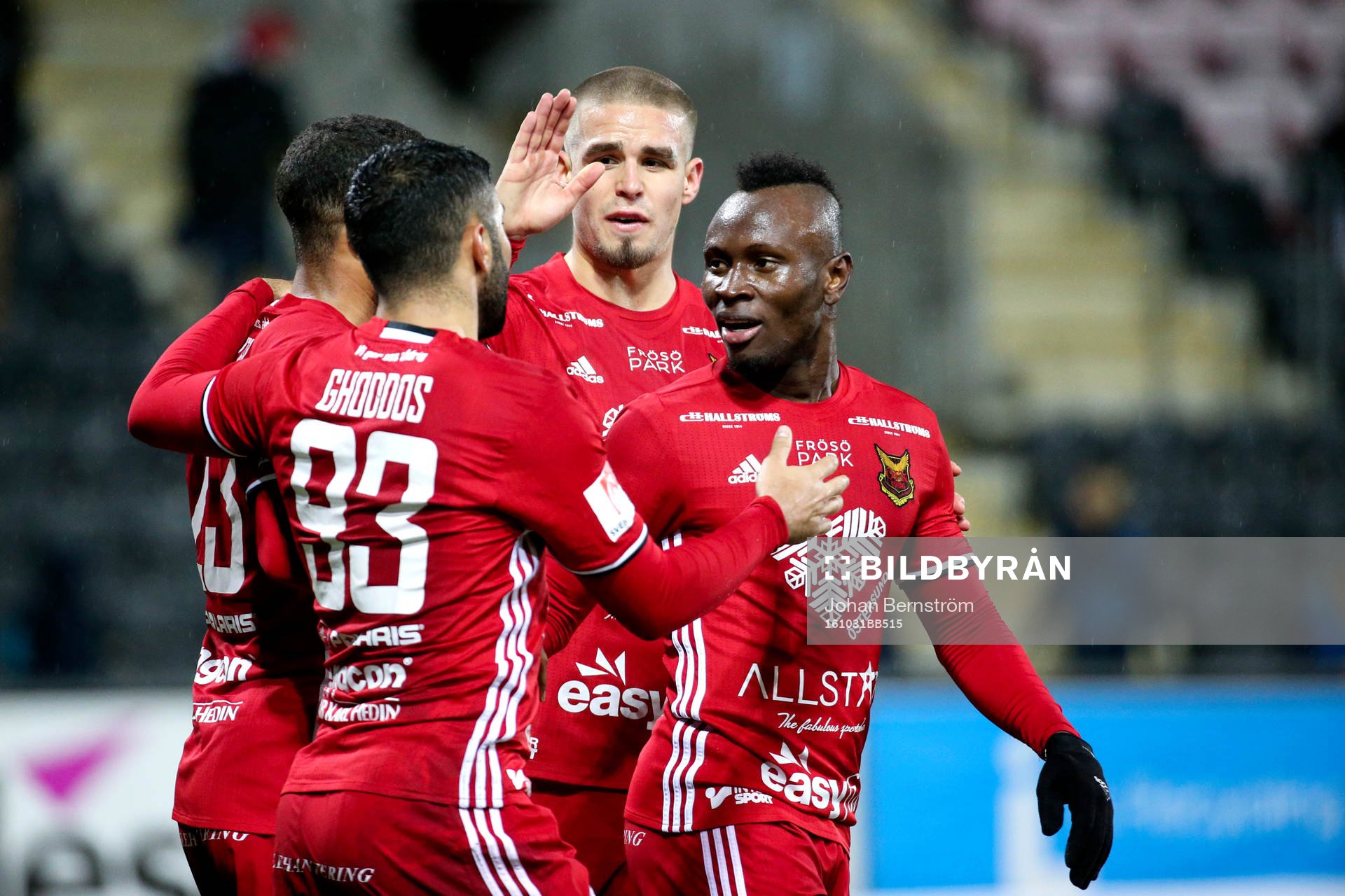 Östersunds Saman Ghoddos jublar med lagkamrater