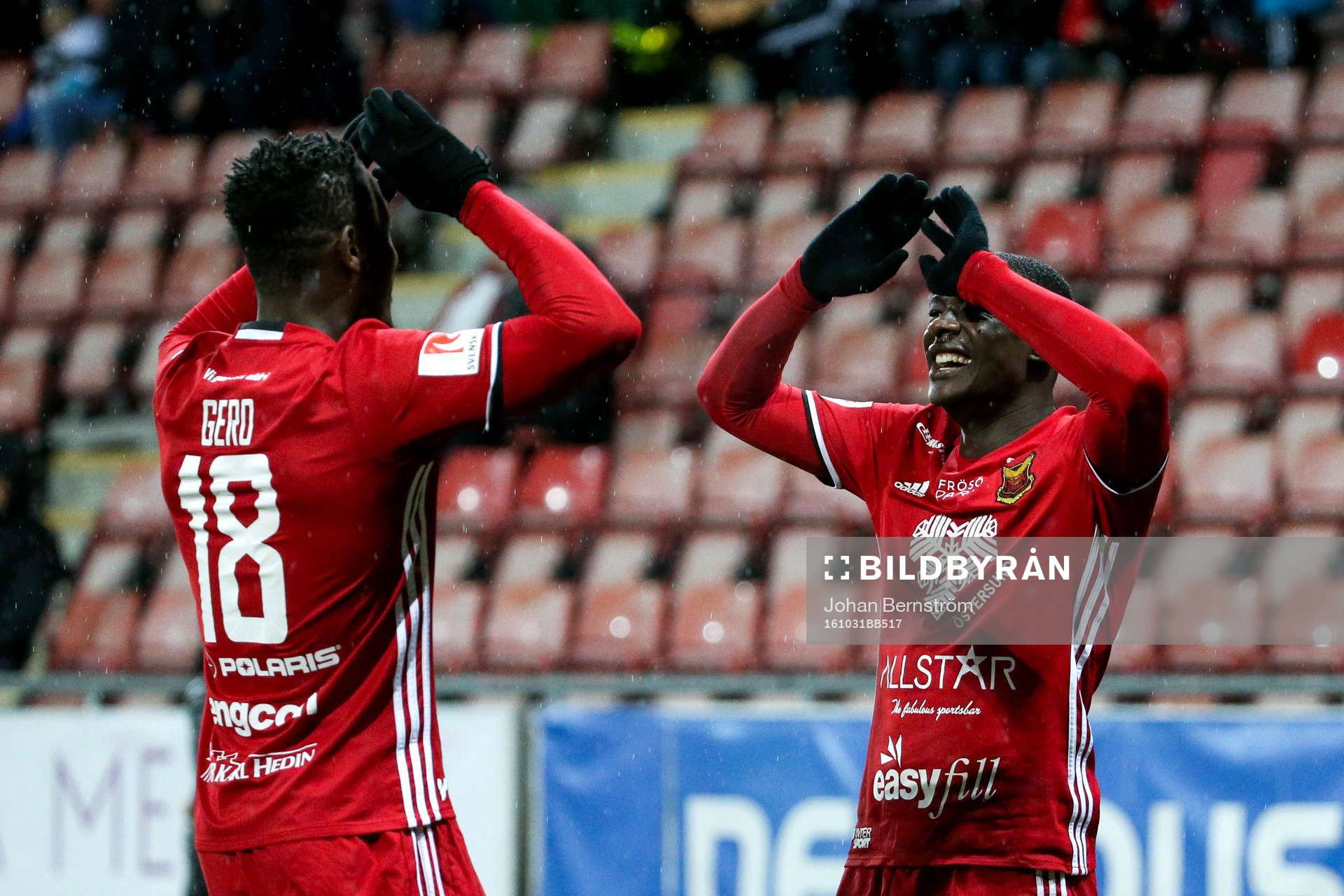 Östersunds Abdullahi Gero och Ken Sema jublar