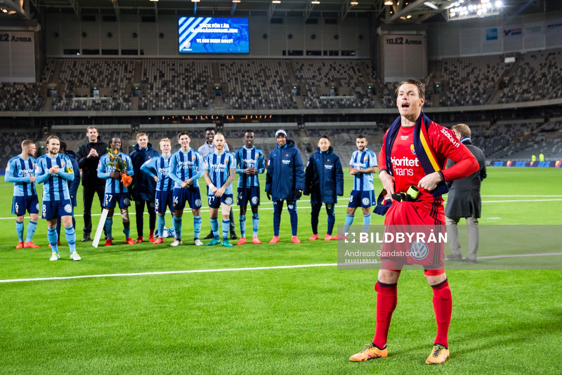 Djurgårdens målvakt Kenneth Høie sjunger med