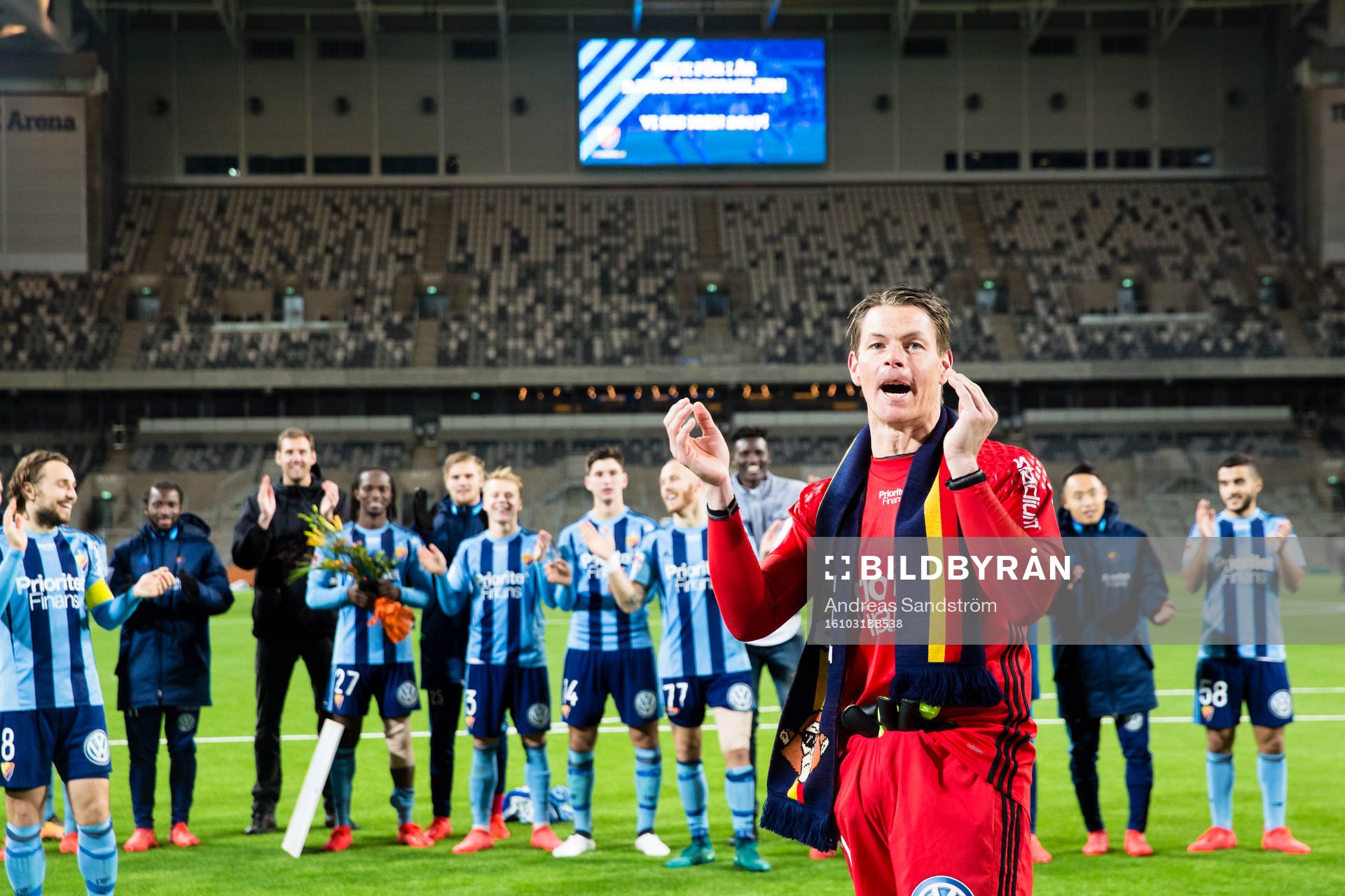 Djurgårdens målvakt Kenneth Høie sjunger med