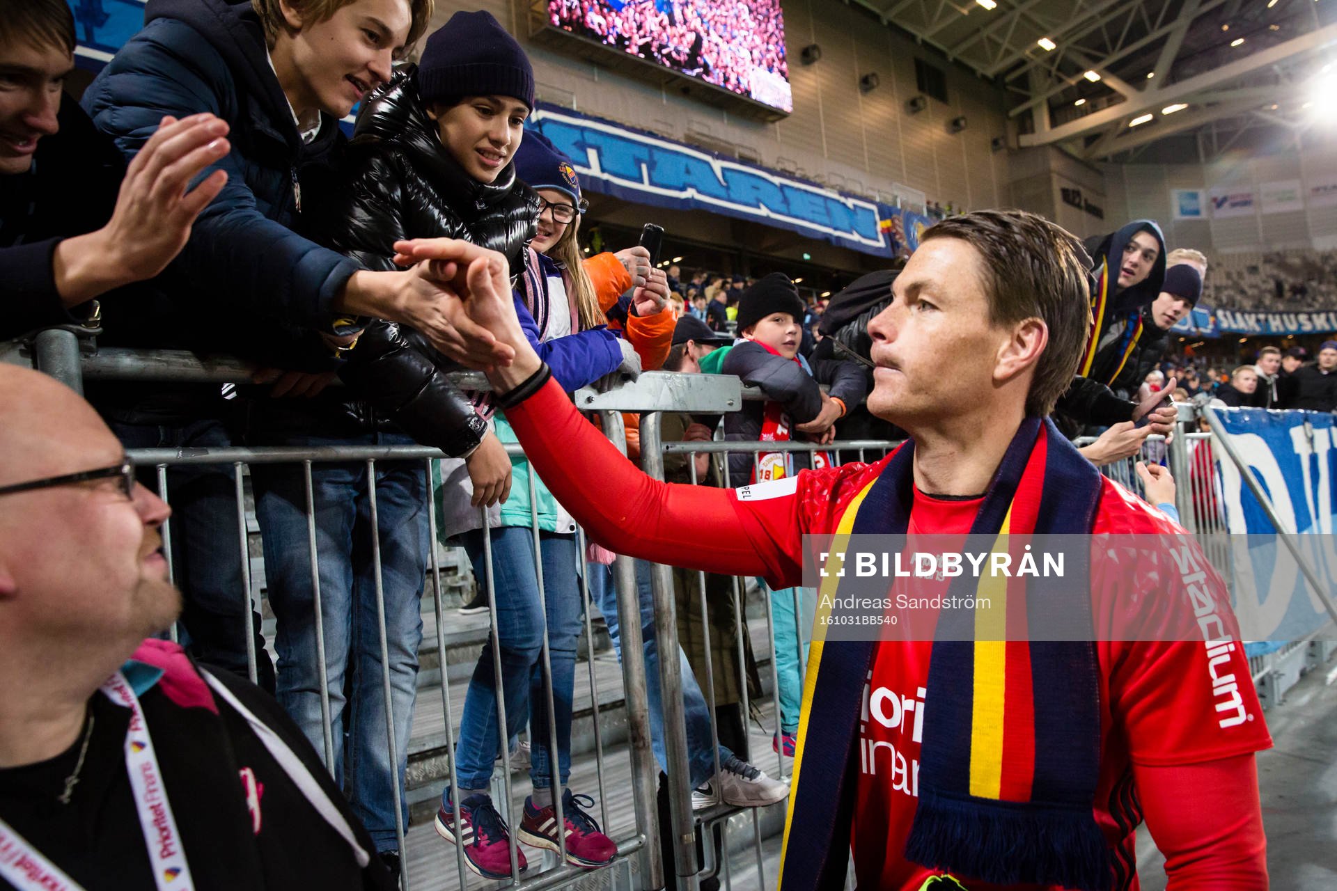Djurgårdens målvakt Kenneth Høie tackar supportrarna i
