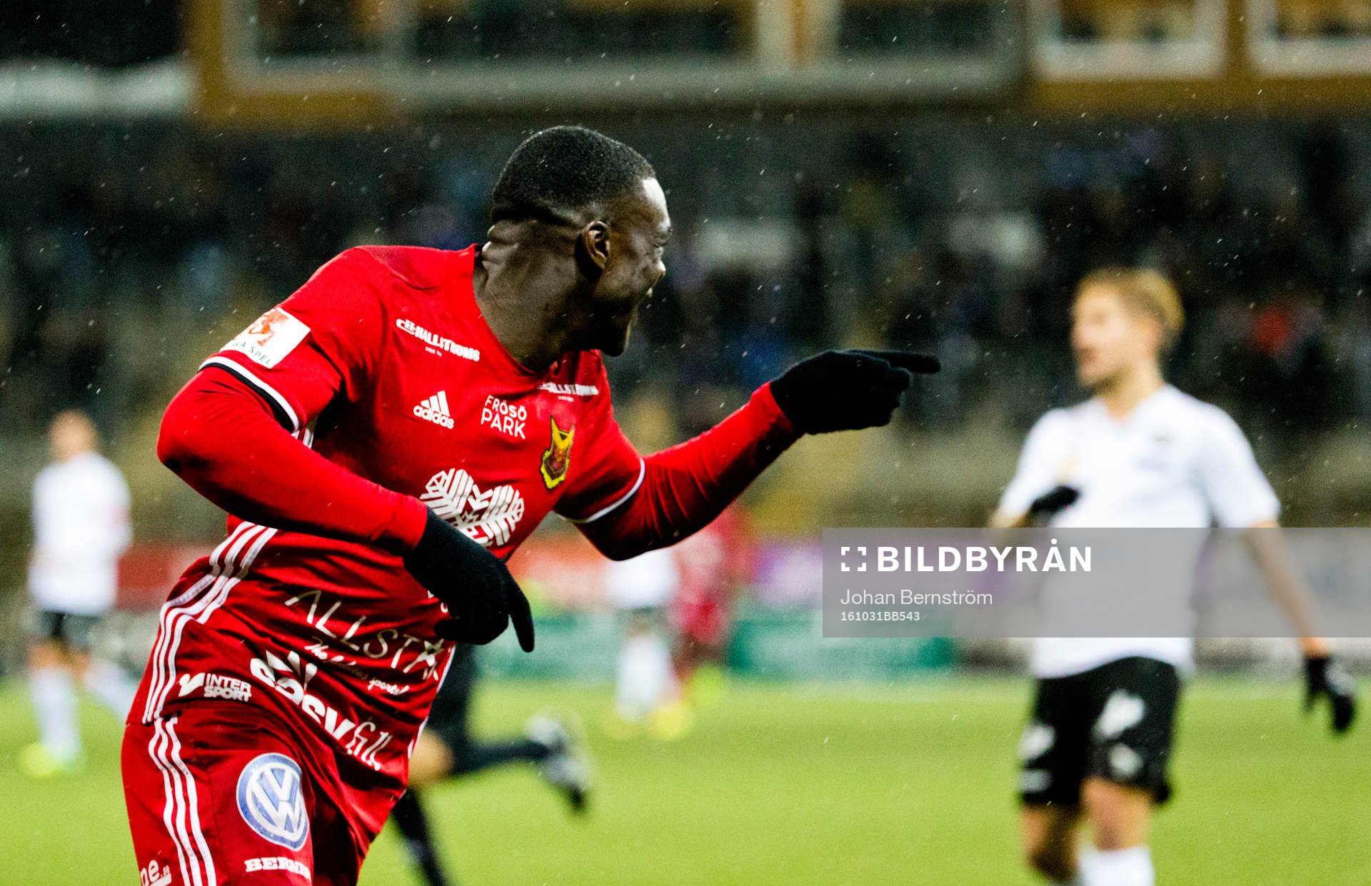 Östersunds Ken Sema gör 1-5 och jublar under fotbollsmatchen i Allsvenskan mellan Örebro och Östersund den 31 oktober 2016 i Örebro.
